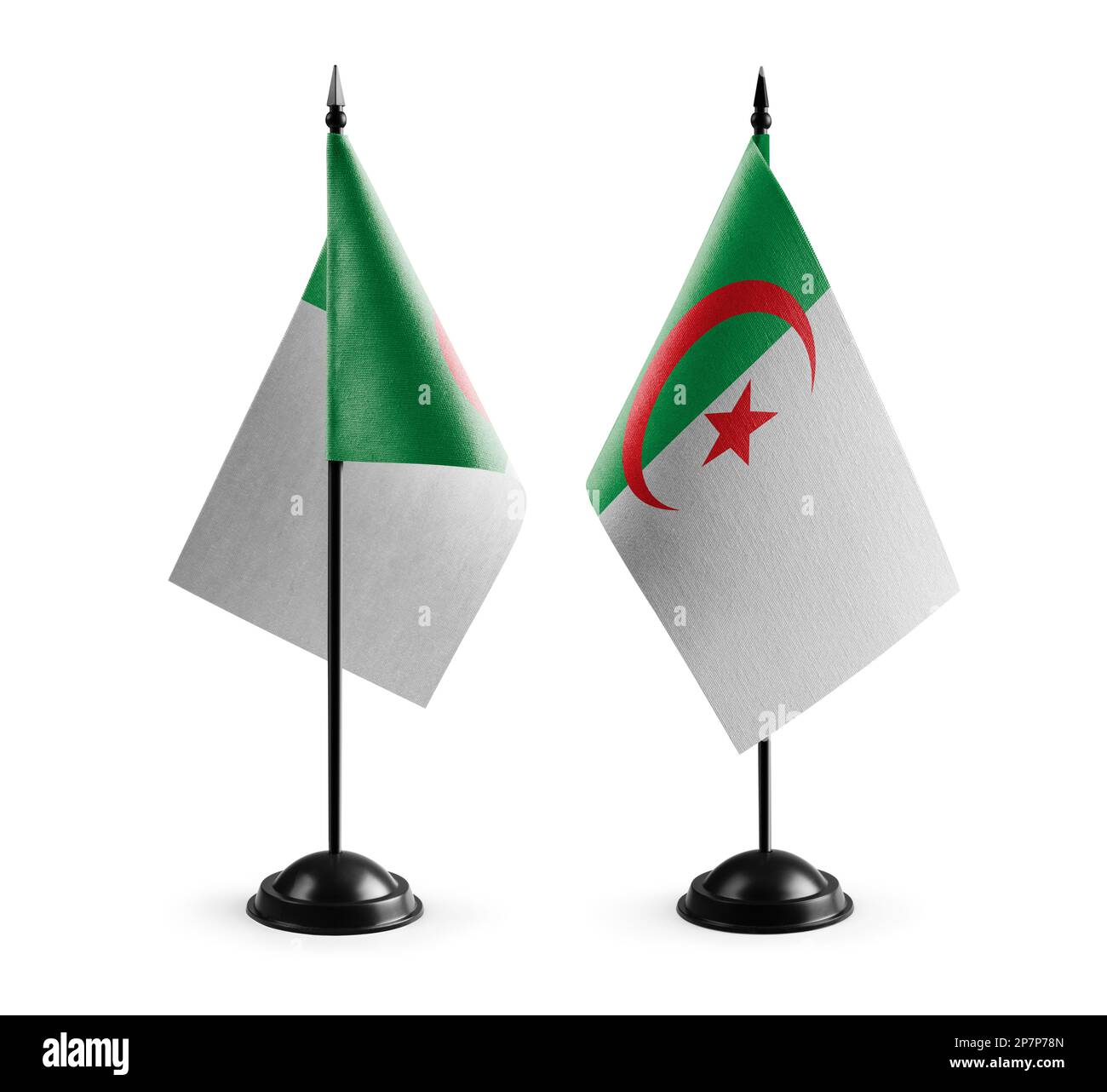 Piccole bandiere nazionali dell'Algeria su sfondo bianco Foto Stock