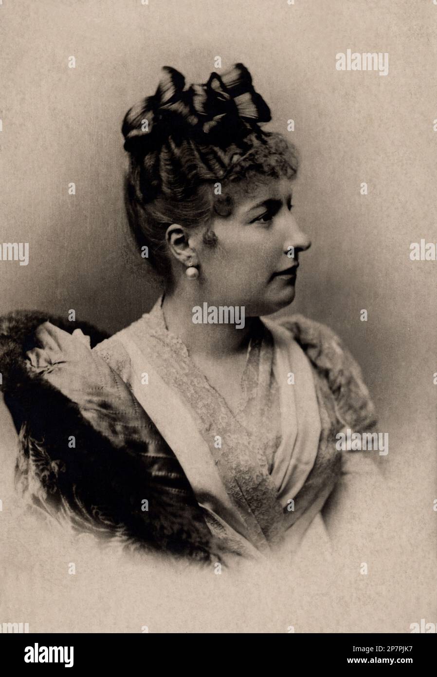 1890 c, BELGIO : la principessa del Belgio LOUISE (1858 - 1924) Duchesse di SASSONIA COBURG GOTHA , sposò nel 1875 (divorziato nel 1906 ) con suo cugino FILIPPO (1844 - 1921) Principe di Sassonia-Coburg-Gotha , due figli: Leopoldo ( 1878 - 1916 ) e Dorotea ( 1881 - 1967 ). Louise era figlia del re dei belgi Leopoldo II (1835 - 1909) Duca di Brabante e Maria-Henriette (1836 - 1902) Arciduchessa d'Austria. Louise era la sorella del re Alberto i ( 1875 - 1934 ) , sposata con Elisabetta ( 1876 - 1965 ) Duchessa di Baviera , genitori di Maria José di Savoia (Savoia) ultima Regina d'Italia in ma Foto Stock