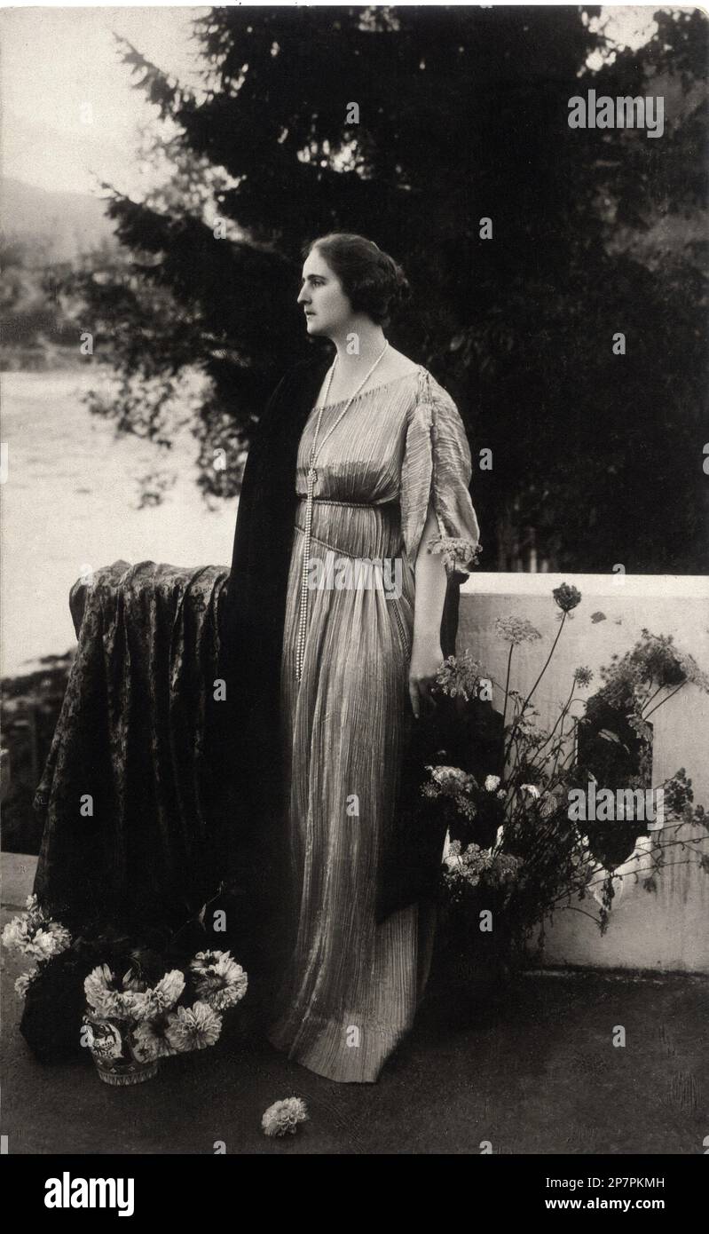 1918 c, ROMANIA : ELISAVETA principessa DI ROMANIA ( Elisabeta , 1894 - 1956 ). In questa foto vestita con un abito in stile rinascimentale creato dal pittore veneziano MARIANO FORTUNY Y MADRAZO , lo stesso modello vestito dalla celebre attrice Eleonora Duse . Elisaveta si sposò nel 1921 (divorziato nel 1935) con il re Giorgio II degli Helleni (1890-1947) . Figlia della regina Maria di ROMANIA (principessa di SASSONIA COBURG GOTHA , 1875 - 1938 ), sposata con Ferdinando re di Romania (di HOHENZALLERN SIGMARINGEN HOHENZOLLERN ), padre del duca di Edinburgo Alfred e della granduchessa Maria Alexa Foto Stock