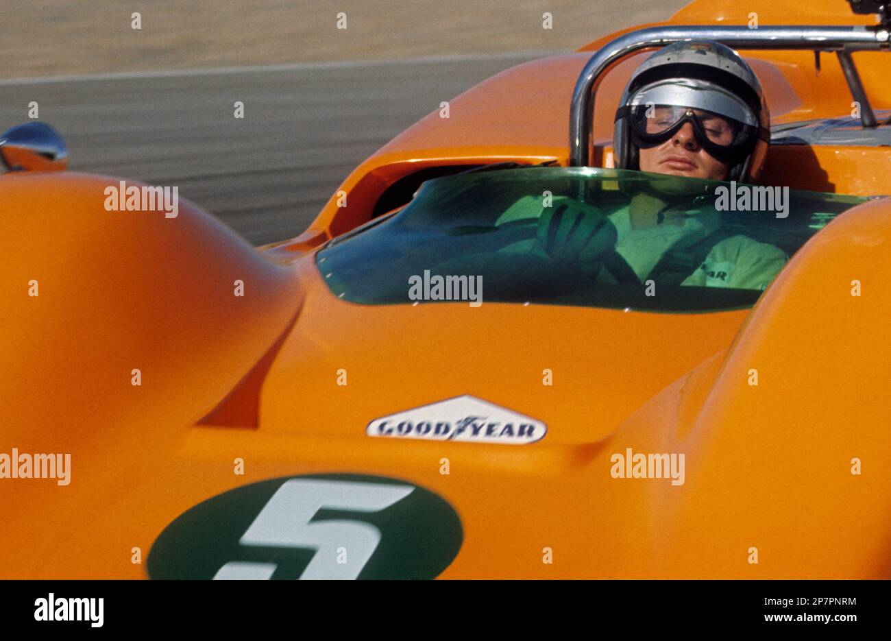 CAN-AM (Canadian-American Challenge Cup), 1967: Bruce McLaren in pratica per le vetture del gruppo 7 del Gran Premio di Monterey sul circuito Laguna Seca di Monterey, California al volante della M6A. Foto Stock