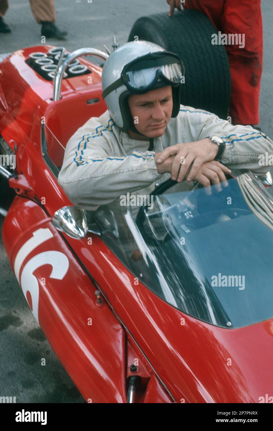 Formula 1: Il pilota neozelandese Bruce McLaren al volante della M4B prima del Gran Premio di Monaco nel 1967. Foto Stock