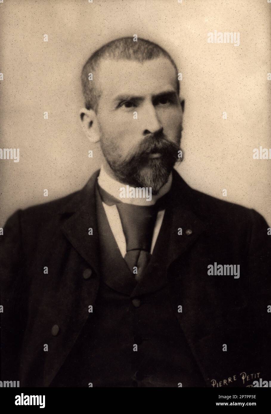 1890 c, FRANCIA: Il medico tedesco EMILE ROUX (1850 - 1924) , collaboratore del medico Louis Pasteur . Foto di Pierre Petit , Parigi . - Ambientale - ANTIRABBICA - PASTORIZZAZIONE - VACCINAZIONE - pastorizzazione - barba - barba - VACCINAZIONE - fondo della MICROBIOLOGIA - IMMUNOLOGIA - MICROBIOLOGIA - IMMONOLOGIA - uomo anziano - uomo anziano - cravatta papillon - barba - barba - barba ---- Archivio GBB Foto Stock