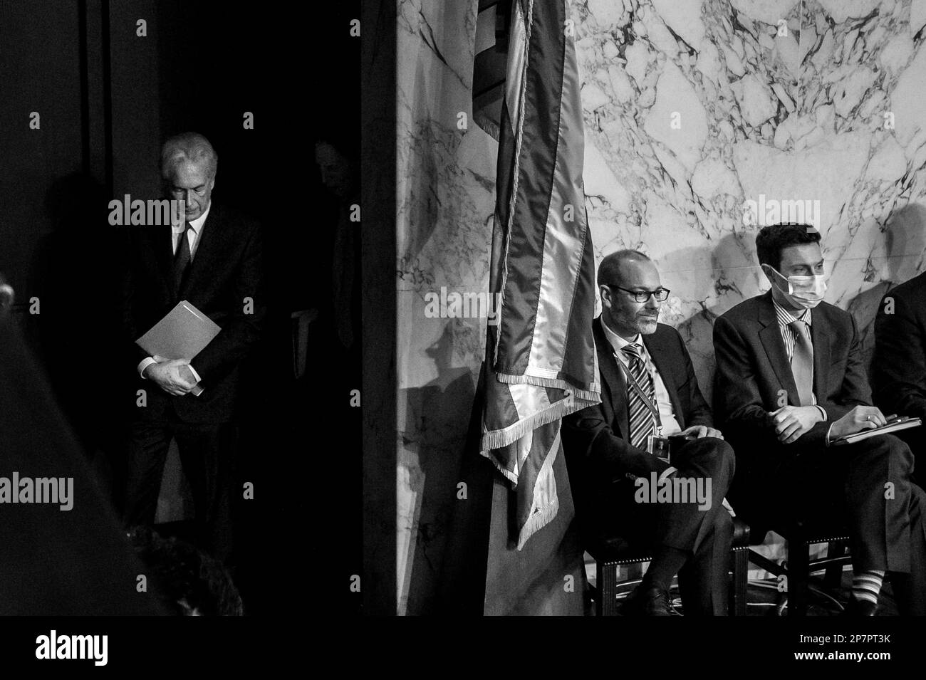 Washington, Stati Uniti d'America. 08th Mar, 2023. Il direttore, William J. Burns, Central Intelligence Agency, a sinistra, e il senatore degli Stati Uniti Ron Wyden (democratico dell'Oregon), a destra, arrivano per una Commissione del Senato sull'audizione di intelligence per esaminare le minacce a livello mondiale, nell'edificio Hart Senate Office a Washington, DC, mercoledì 8 marzo 2023. Credit: Rod Lammey/CNP/Sipa USA Credit: Sipa USA/Alamy Live News Foto Stock