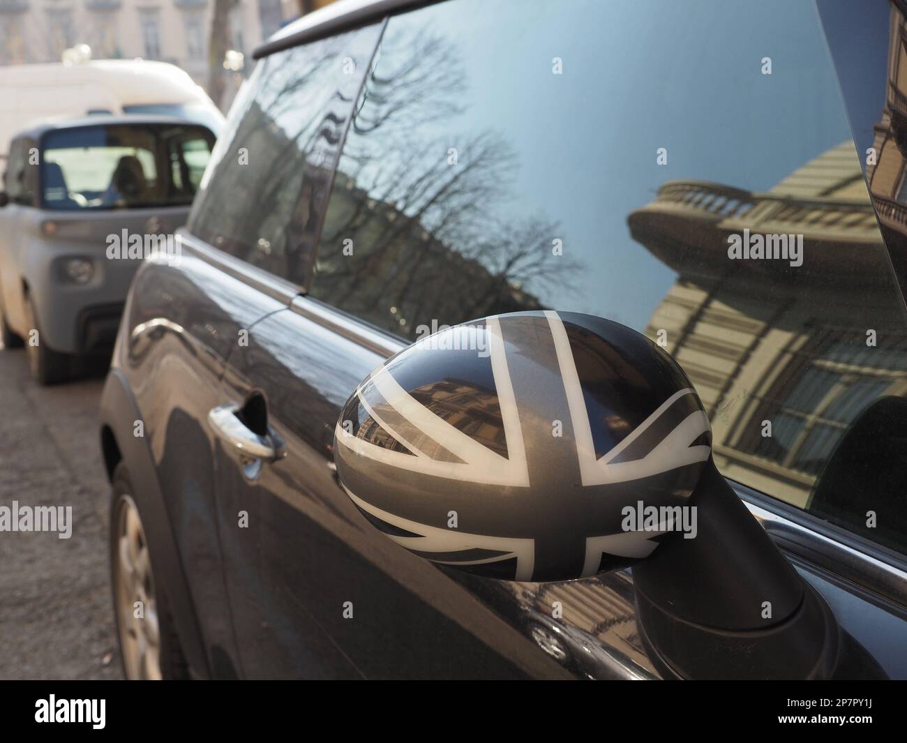 TORINO, ITALIA - CIRCA FEBBRAIO 2023: Mini-cooper in bianco e nero Foto Stock