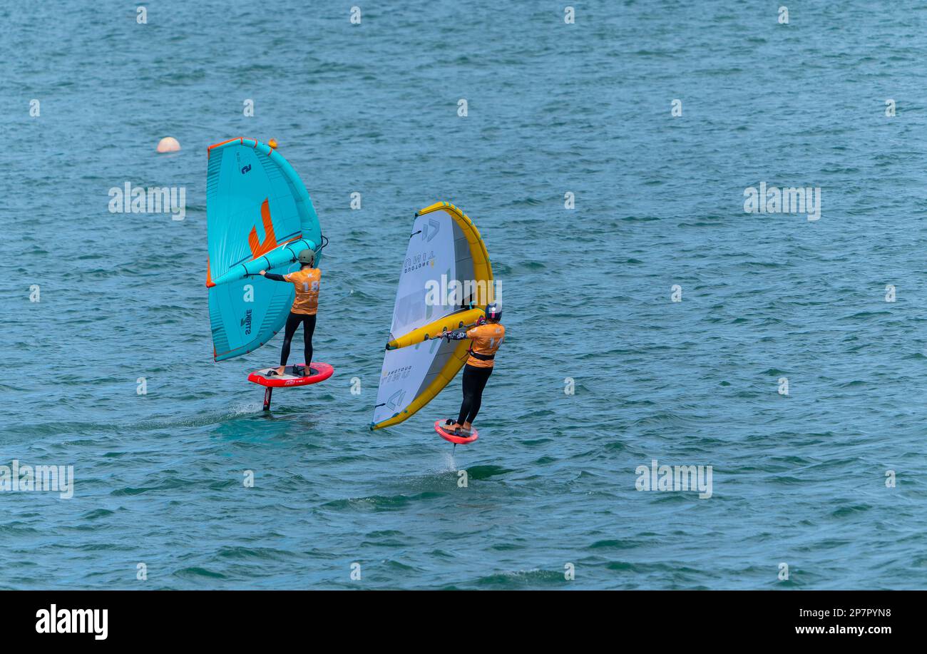 Tauranga Nuova Zelanda - 8 2023 marzo; concorrenti 14 e 18 Wing-foiling attraverso Pilot Bay in GWA tour evento Foto Stock