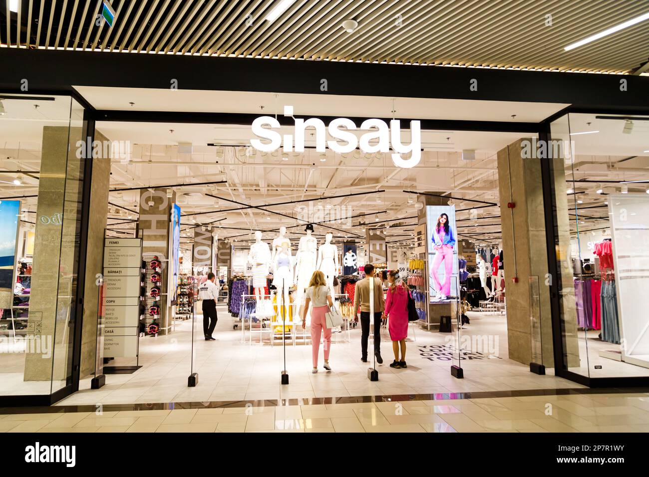Sibiu, Romania - Maggio, 2 2022: SINSay negozio di abbigliamento di fronte a Promenada Mall, uno dei più grandi centri commerciali di Sibiu Foto Stock