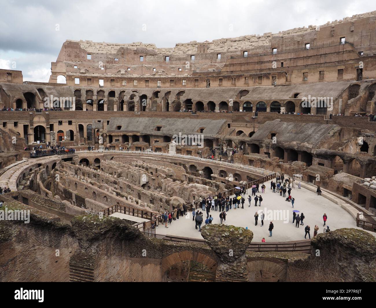 Il Colosseo è una delle principali attrazioni turistiche di Roma. Questa foto dell'interno mostra le strutture sotto il pavimento dell'arena, e molti visi Foto Stock