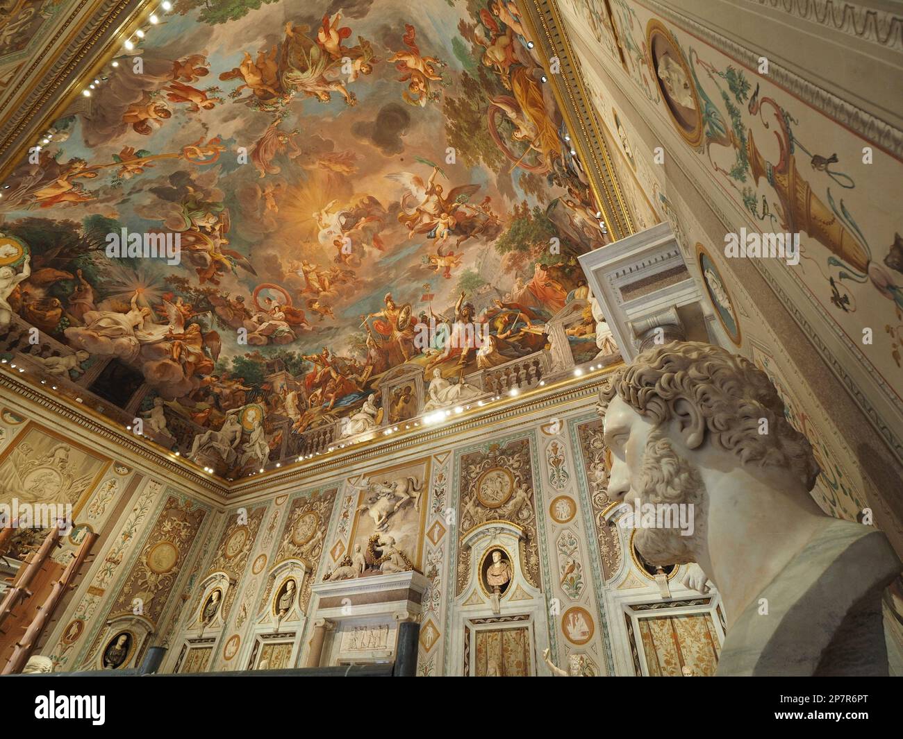 Camera arredata con gusto e dotata di soffitto dipinto nella Galleria Borghese, Roma, Italia Foto Stock