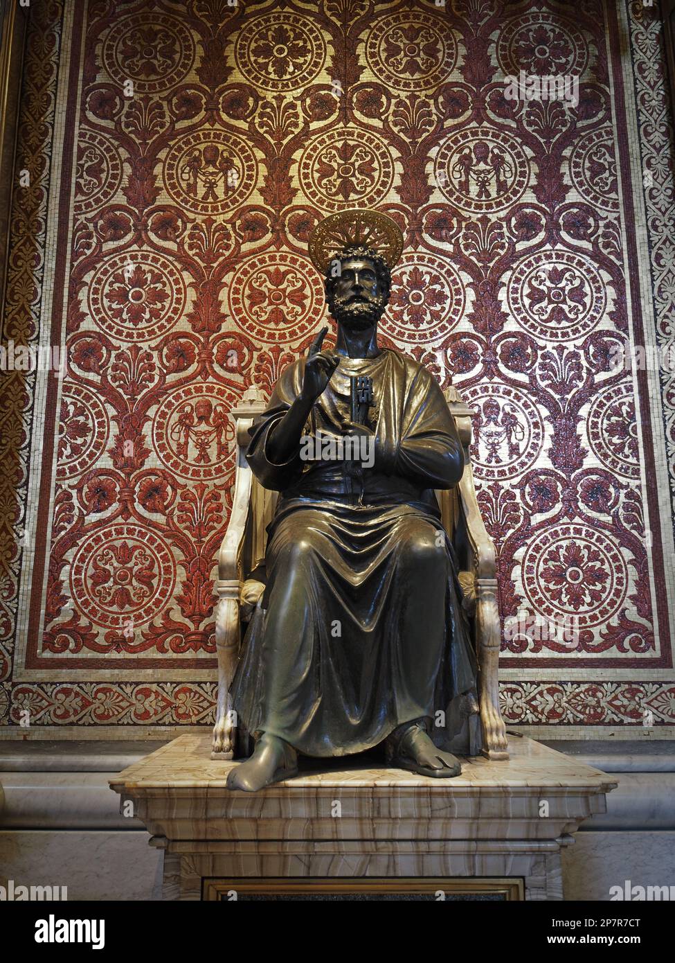 Statua di bronzo di San Pietro in San Basilica di Pietro in Vaticano. Egli può essere sempre riconosciuto dalle chiavi del cielo che sta tenendo. Notate i suoi piedi A. Foto Stock