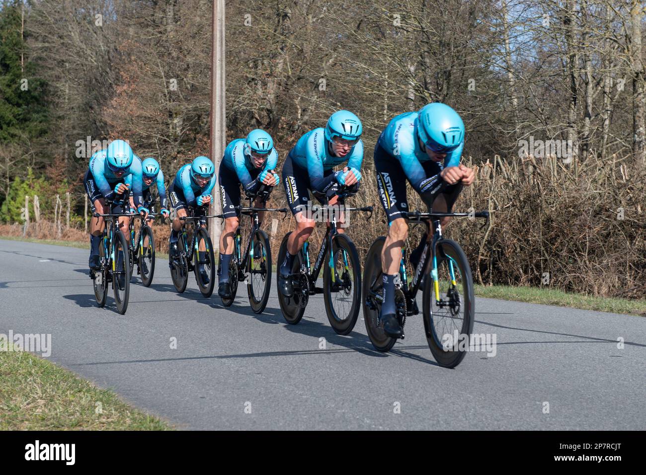 Dampierre en Burly, Francia. 07th Mar, 2023. Il team Astana in azione durante la terza tappa di Parigi-Nizza 2023. La terza tappa della gara ciclistica Parigi-Nizza 2023 è una prova a tempo di squadra di 32,2 km su un circuito intorno a Dampierre-en-Burly. Il team Jumbo Visma ha vinto il palco davanti al team EF EasyPost. Il pilota danese Magnus Cort Nielsen (EF EasyPost team) prende la maglia gialla del leader assoluto. Credit: SOPA Images Limited/Alamy Live News Foto Stock