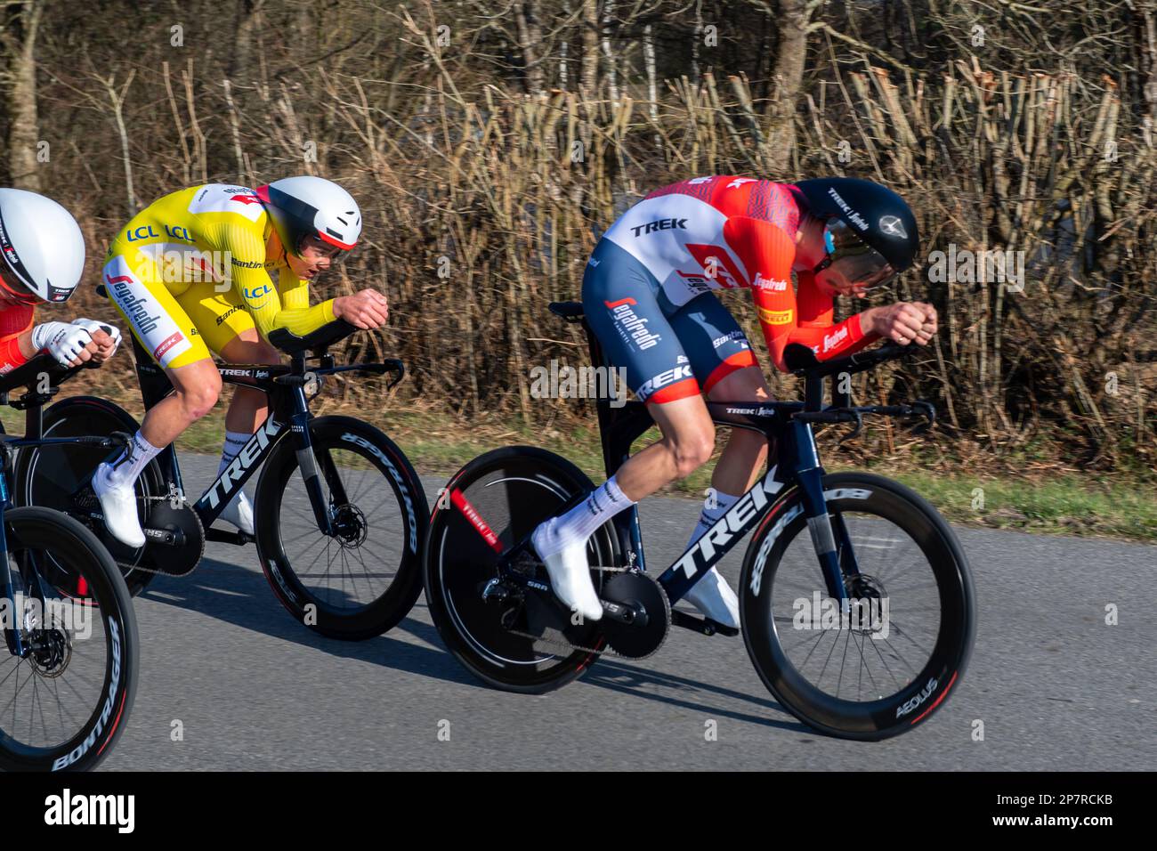 Dampierre en Burly, Francia. 07th Mar, 2023. Mads Pedersen nella maglia gialla del leader in azione con il suo team Trek-Segafredo durante la terza tappa di Parigi-Nizza 2023. La terza tappa della gara ciclistica Parigi-Nizza 2023 è una prova a tempo di squadra di 32,2 km su un circuito intorno a Dampierre-en-Burly. Il team Jumbo Visma ha vinto il palco davanti al team EF EasyPost. Il pilota danese Magnus Cort Nielsen (EF EasyPost team) prende la maglia gialla del leader assoluto. Credit: SOPA Images Limited/Alamy Live News Foto Stock