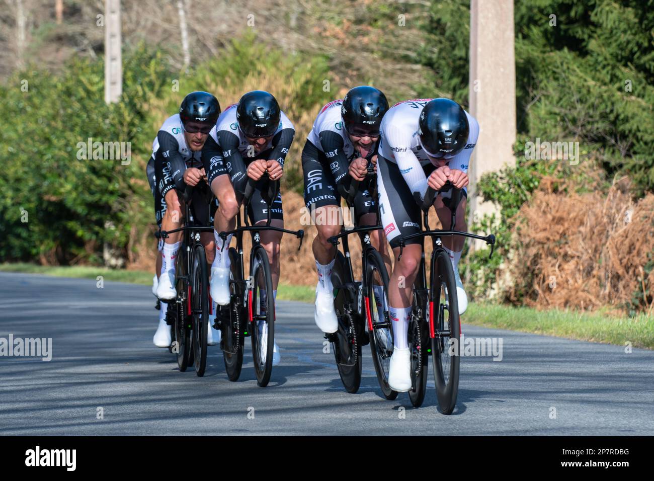 Dampierre en Burly, Francia. 07th Mar, 2023. Tadej Pogacar (maglia bianca) ha visto guidare la sua squadra durante la terza tappa di Parigi-Nizza 2023. La terza tappa della gara ciclistica Parigi-Nizza 2023 è una prova a tempo di squadra di 32,2 km su un circuito intorno a Dampierre-en-Burly. Il team Jumbo Visma ha vinto il palco davanti al team EF EasyPost. Il pilota danese Magnus Cort Nielsen (EF EasyPost team) prende la maglia gialla del leader assoluto. Credit: SOPA Images Limited/Alamy Live News Foto Stock