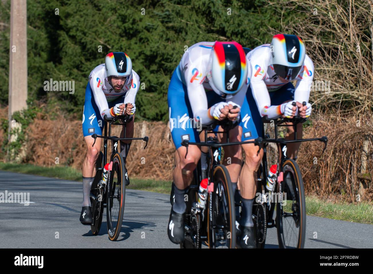 Dampierre en Burly, Francia. 07th Mar, 2023. Team TotalEnergies in azione durante la terza tappa di Parigi-Nizza 2023. La terza tappa della gara ciclistica Parigi-Nizza 2023 è una prova a tempo di squadra di 32,2 km su un circuito intorno a Dampierre-en-Burly. Il team Jumbo Visma ha vinto il palco davanti al team EF EasyPost. Il pilota danese Magnus Cort Nielsen (EF EasyPost team) prende la maglia gialla del leader assoluto. Credit: SOPA Images Limited/Alamy Live News Foto Stock