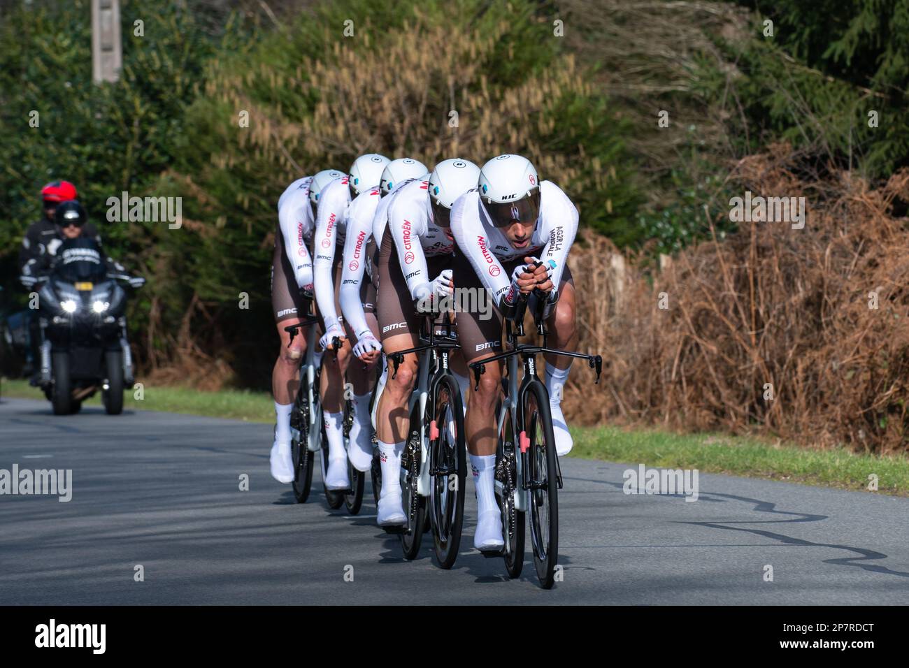 Dampierre en Burly, Francia. 07th Mar, 2023. Il team Citroen AG2R in azione durante la terza tappa di Parigi-Nizza 2023. La terza tappa della gara ciclistica Parigi-Nizza 2023 è una prova a tempo di squadra di 32,2 km su un circuito intorno a Dampierre-en-Burly. Il team Jumbo Visma ha vinto il palco davanti al team EF EasyPost. Il pilota danese Magnus Cort Nielsen (EF EasyPost team) prende la maglia gialla del leader assoluto. Credit: SOPA Images Limited/Alamy Live News Foto Stock