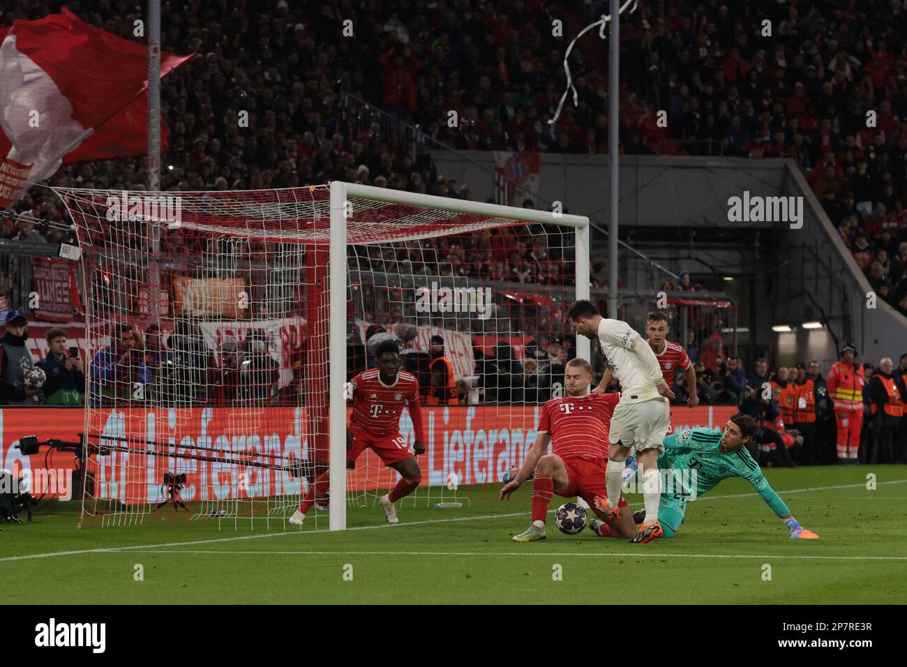 Monaco, Germania. 8th Mar, 2023. Matthijs De ligt del Bayern Munchen e Yann Sommer del Bayern Munchen si uniscono per negare a Lionel messi del PSG un obiettivo di apertura durante la partita della UEFA Champions League all'Allianz Arena di Monaco. Il credito per le immagini dovrebbe essere: Jonathan Moskrop/Sportimage Credit: Sportimage/Alamy Live News Foto Stock