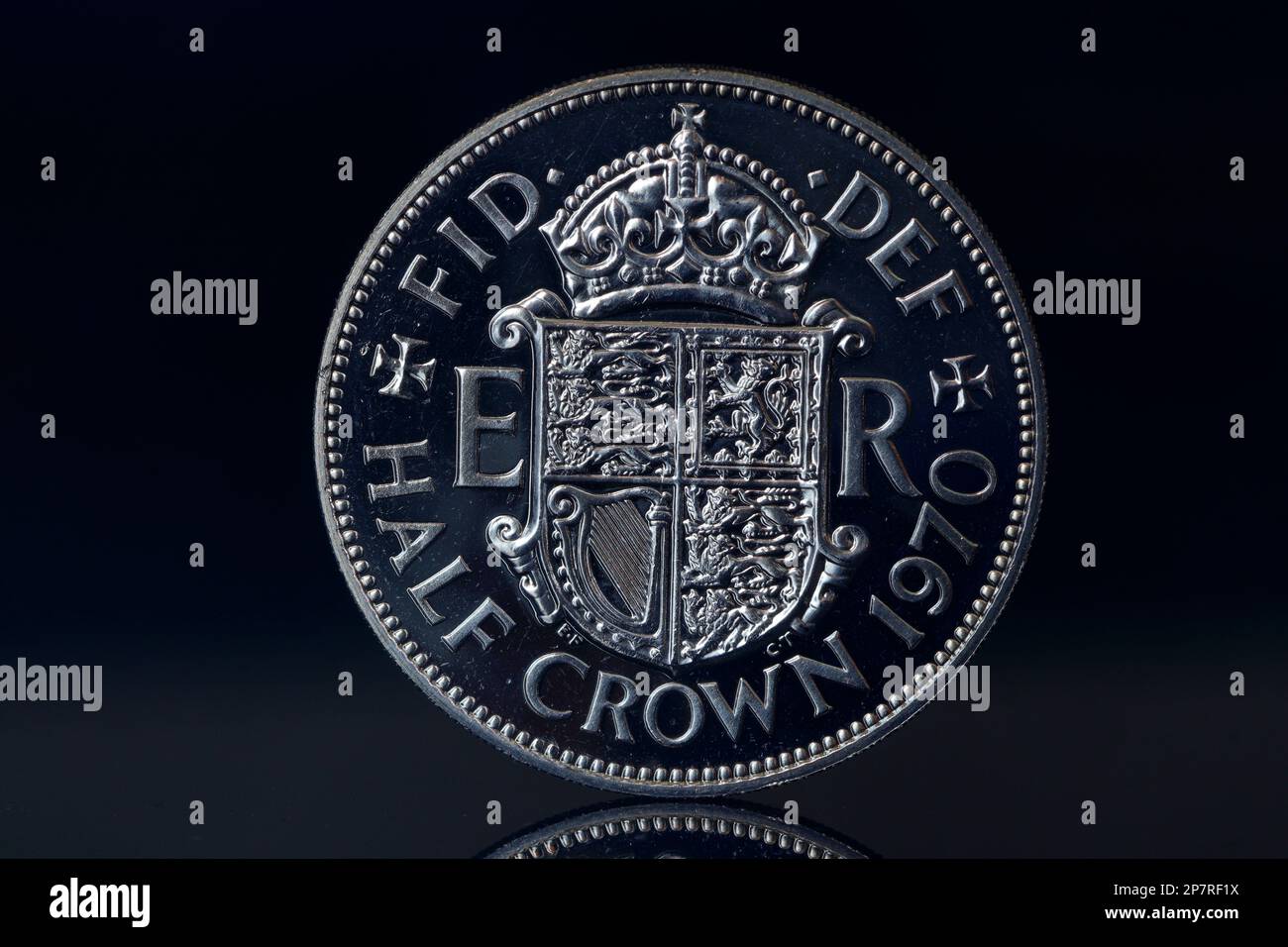 1970 Half Crown con il primo ritratto della regina Elisabetta II di Mary Gillick e il reverse design con lo scudo d'armi di Cecil Thomas Foto Stock