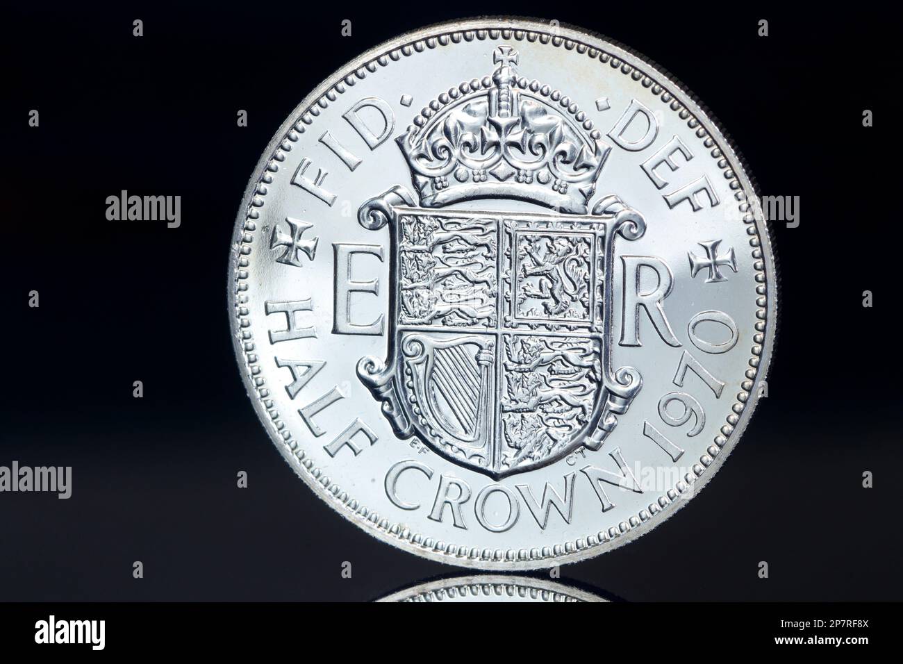 1970 Half Crown con il primo ritratto della regina Elisabetta II di Mary Gillick e il reverse design con lo scudo d'armi di Cecil Thomas Foto Stock