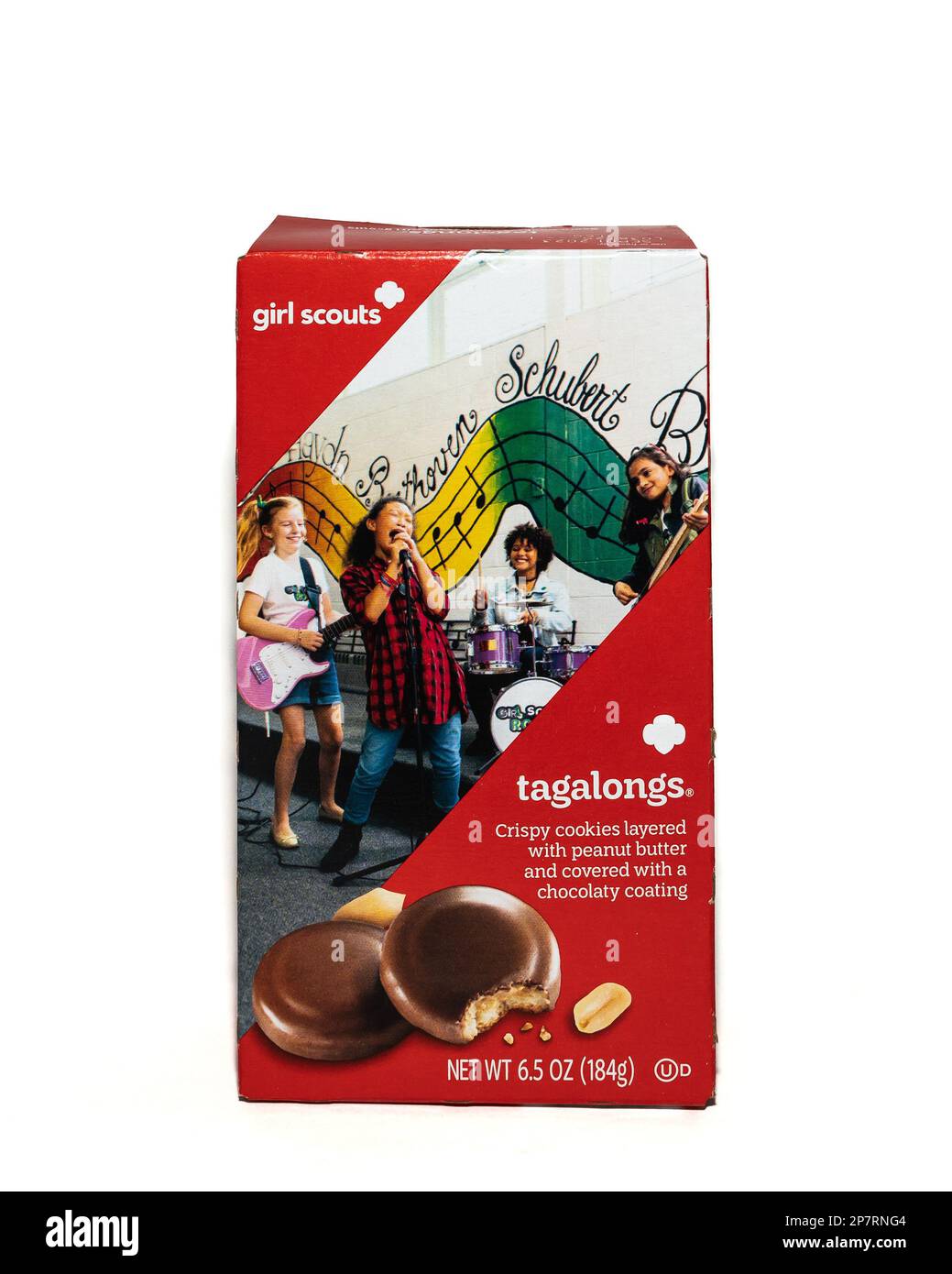 Una scatola rossa brillante di biscotti Girl Scout Tagalongs, biscotti croccanti stratificati con burro di arachidi e ricoperti con un rivestimento di cioccolato Foto Stock