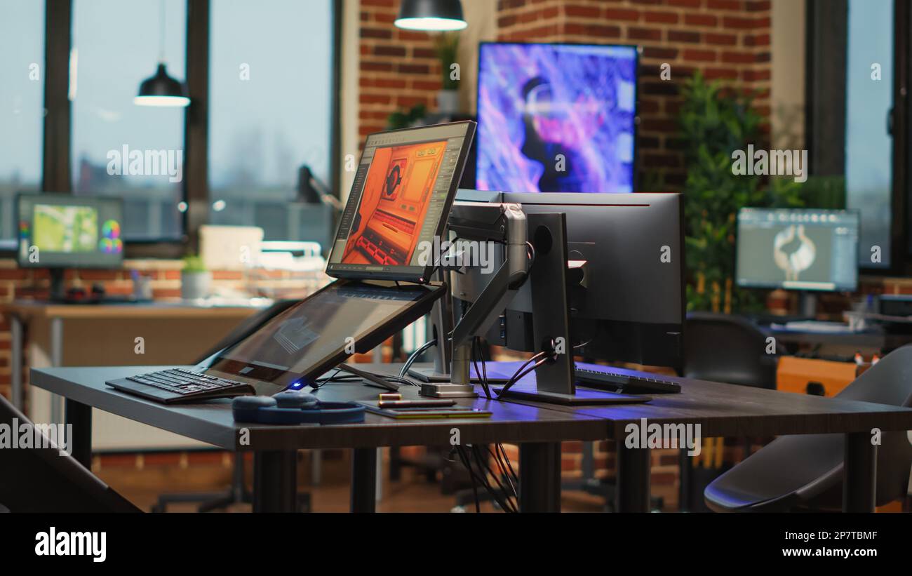 Studio di agenzia creativa vuoto pieno di workstation per creare contenuti per la produzione moderna, gestendo software professionali. Programmazione di prototipi tecnici o sviluppo di giochi. Foto Stock