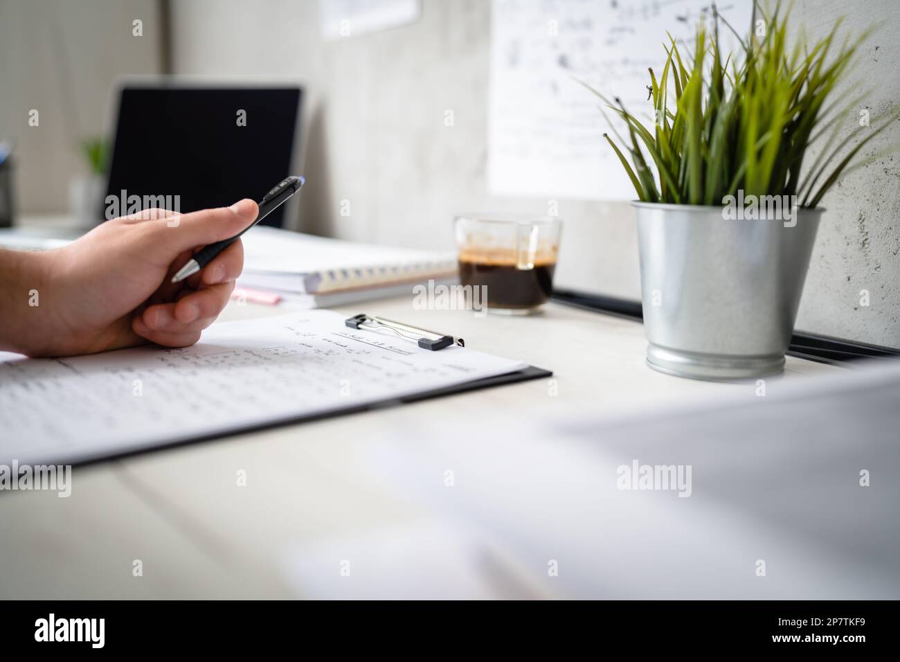 primo piano sulla mano di una persona sconosciuta uomo caucasico tenere matita sul tavolo da scrivania scrivere al lavoro o studio copia spazio luminoso foto Foto Stock