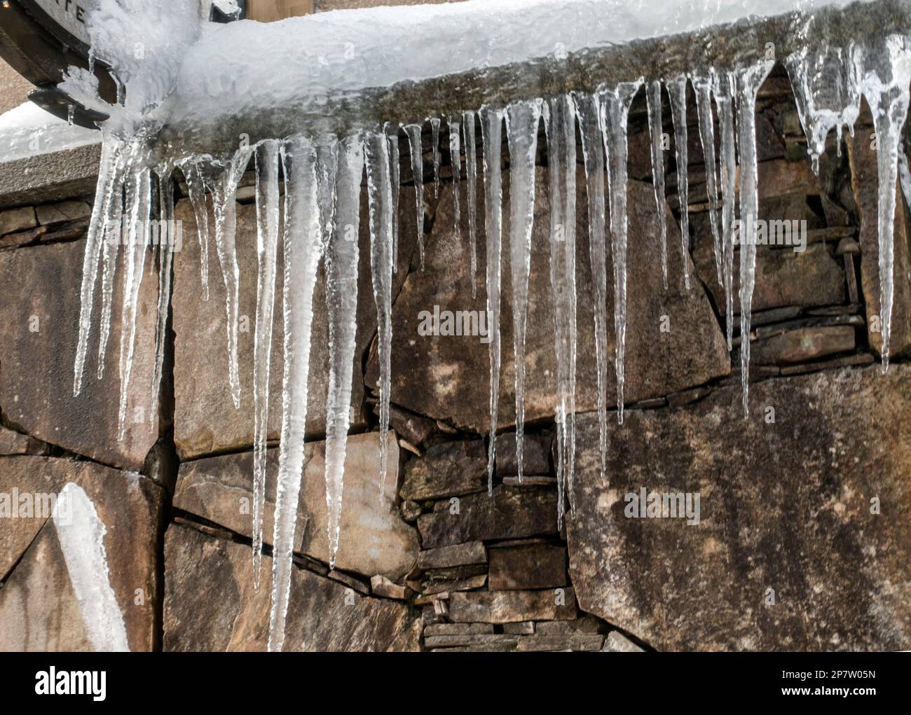 Ghiaccioli sulla costruzione Foto Stock