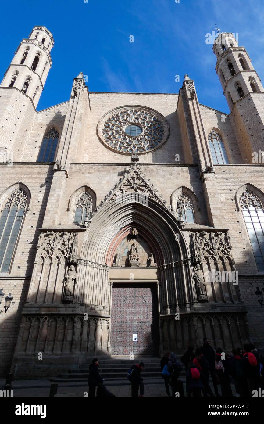 Facciata principale della chiesa di Santa Maria del Mar, nella città di Barcellona. Foto Stock