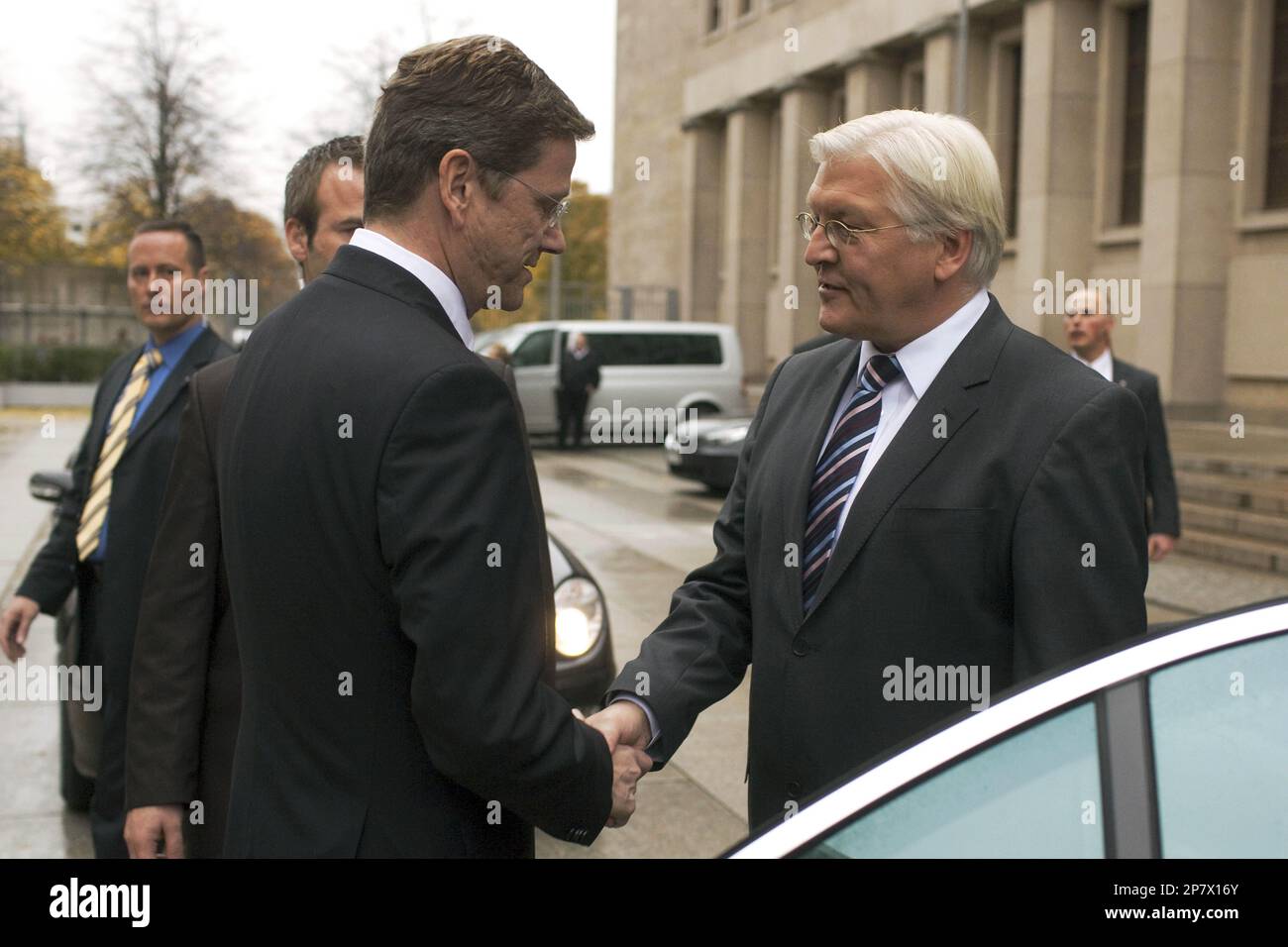 Germany's new Foreign Minister Guido Westerwelle, left, bids farewell to his predecessor Frank-Walter Steinmeier, right, after a ceremony to hand-over the office at the Foreign Ministry in Berlin, Germany, Thursday, Oct. 29, 2009. The leader of Germany's pro-business Free Democrats party has taken over as the new foreign minister a month after general elections. (AP Photo/Arno Burgi, Pool) Foto Stock