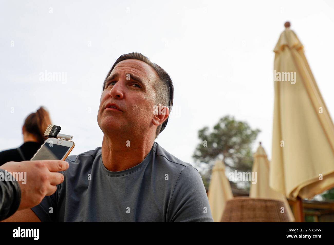 Felanitx, Spagna. 08th Mar, 2023. Il regista Mike Hatton si trova sul set del film "Hollywood and Crime" all'Hotel Barefoot di Maiorca. Credit: Clara Margais/dpa/Alamy Live News Foto Stock