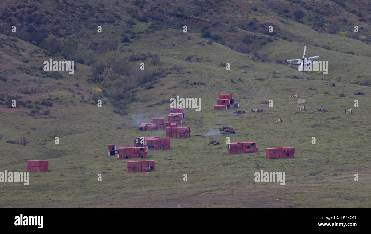 NEGLI STATI UNITI Marine Corps UH-1Y Venom spara contro bersagli che sono stati segnati da controllori di attacchi terminali congiunti durante un esercizio TACP (Tactical Air Control Party) presso la base del corpo dei Marine Camp Pendleton, California, 1 marzo 2023. La riserva delle forze marine conduce la valuta TACP e gli esercizi di preparazione degli incendi si esercitano semestrale per garantire la preparazione delle unità e la capacità di combattimento. Le esercitazioni TACP preparano anche potenziali controllori di attacchi congiunti e osservatori di incendi congiunti per le scuole formali. (STATI UNITI Corpo marino foto di Lance CPL. Juan Diaz) Foto Stock