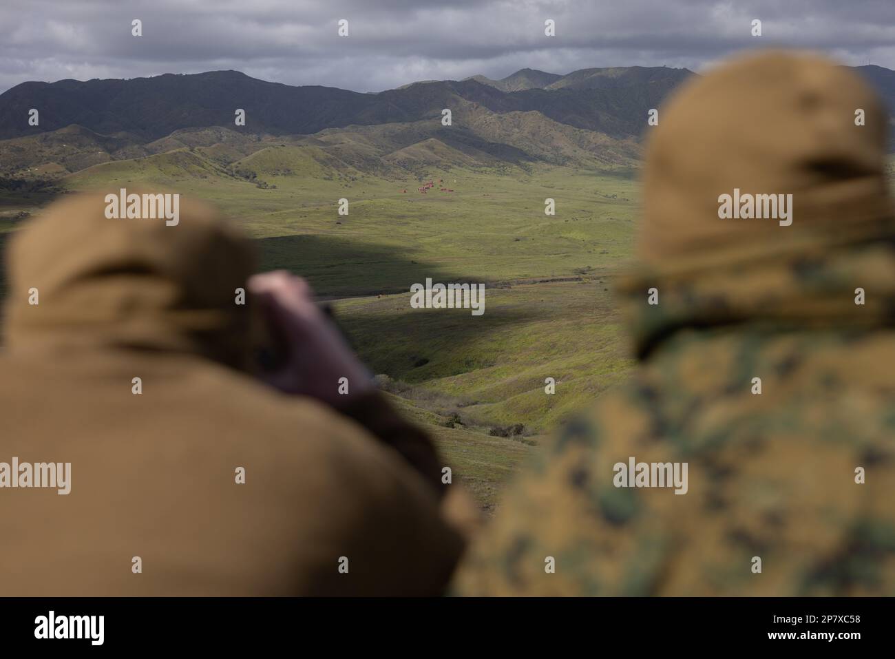 STATI UNITI Marines con 3rd Air Naval Gunfire Liaison Company, Force Headquarters Group, Marine Forces Reserve, osserva i bersagli con un designatore laser durante un'esercitazione Tactical Air Control Party (TACP) al Marine Corps base Camp Pendleton, California, 1 marzo 2023. La riserva delle forze marine conduce la valuta TACP e gli esercizi di preparazione degli incendi si esercitano semestrale per garantire la preparazione delle unità e la capacità di combattimento. Le esercitazioni TACP preparano anche potenziali controllori di attacchi congiunti e osservatori di incendi congiunti per le scuole formali. (STATI UNITI Corpo marino foto di Lance CPL. Juan Diaz) Foto Stock