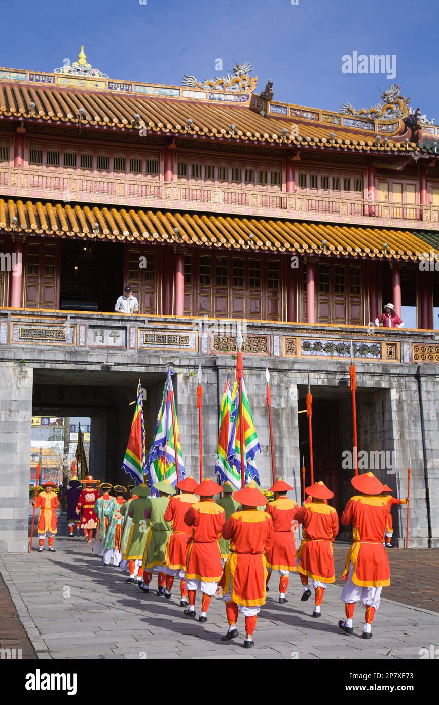 Vietnam, Hue, Cittadella, Città Imperiale, ONG Mon Gate, Cambio di guardia, cerimonia Foto Stock