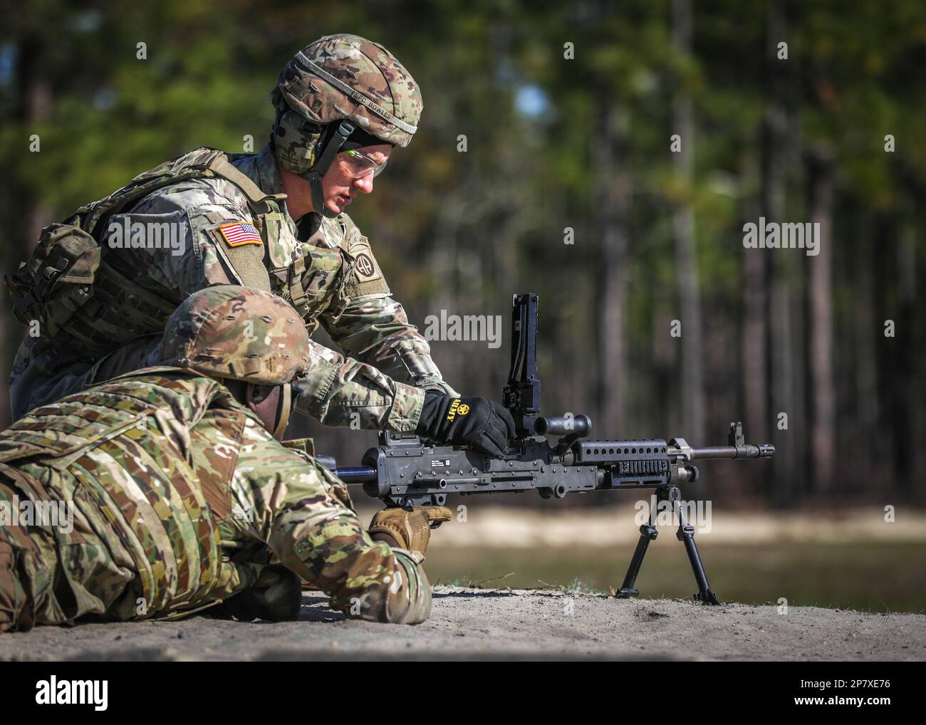 I paracadutisti assegnati alla Brigata dell'Aviazione di combattimento del 82nd sparano sulla M240B a Fort Bragg, N.C., 8 marzo 2023. I soldati si sono stabiliti e si sono qualificati sul sistema di armi M240B per mantenere la preparazione al combattimento (Stati Uniti Foto dell'esercito di PFC Luis Garcia). Foto Stock