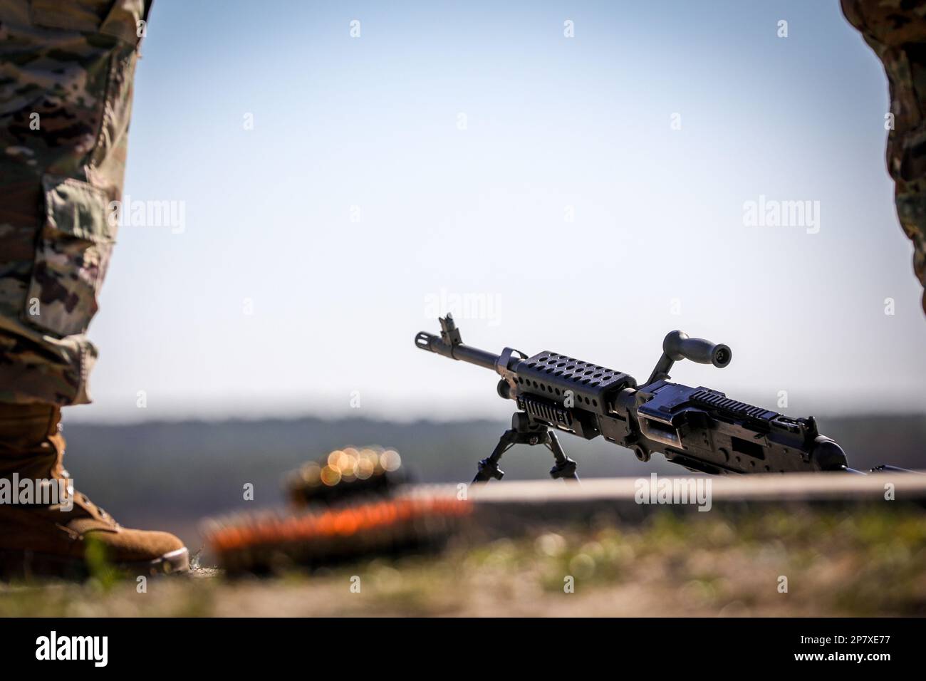 I paracadutisti assegnati alla Brigata dell'Aviazione di combattimento del 82nd sparano sulla M240B a Fort Bragg, N.C., 8 marzo 2023. I soldati si sono stabiliti e si sono qualificati sul sistema di armi M240B per mantenere la preparazione al combattimento (Stati Uniti Foto dell'esercito di PFC Luis Garcia). Foto Stock