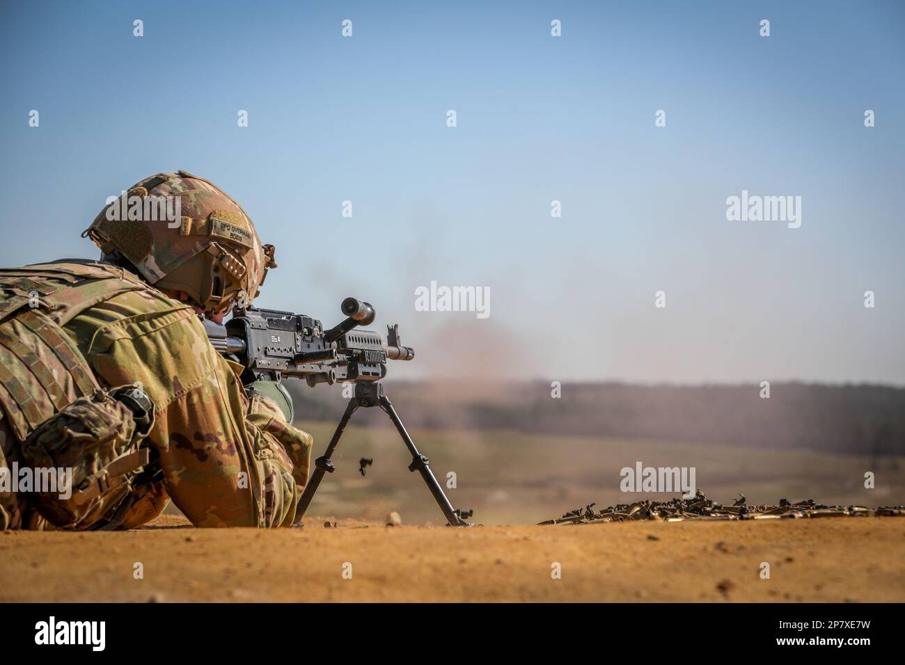 I paracadutisti assegnati alla Brigata dell'Aviazione di combattimento del 82nd sparano sulla M240B a Fort Bragg, N.C., 8 marzo 2023. I soldati si sono stabiliti e si sono qualificati sul sistema di armi M240B per mantenere la preparazione al combattimento (Stati Uniti Foto dell'esercito di PFC Luis Garcia). Foto Stock