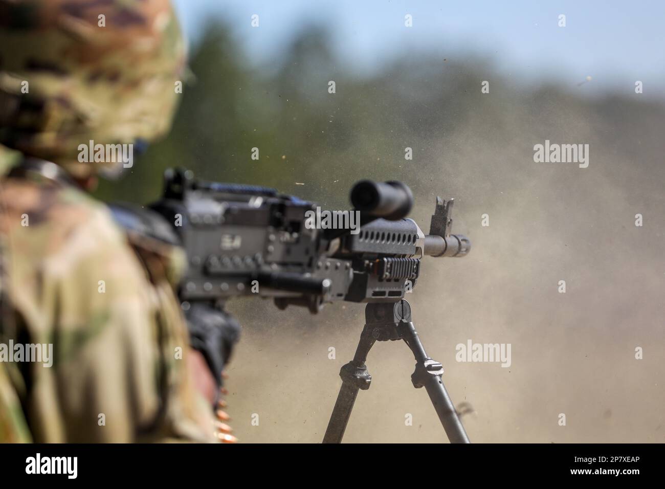 I paracadutisti assegnati alla Brigata dell'Aviazione di combattimento del 82nd sparano sulla M240B a Fort Bragg, N.C., 8 marzo 2023. I soldati si sono stabiliti e si sono qualificati sul sistema di armi M240B per mantenere la preparazione al combattimento (Stati Uniti Foto dell'esercito di PFC Luis Garcia). Foto Stock