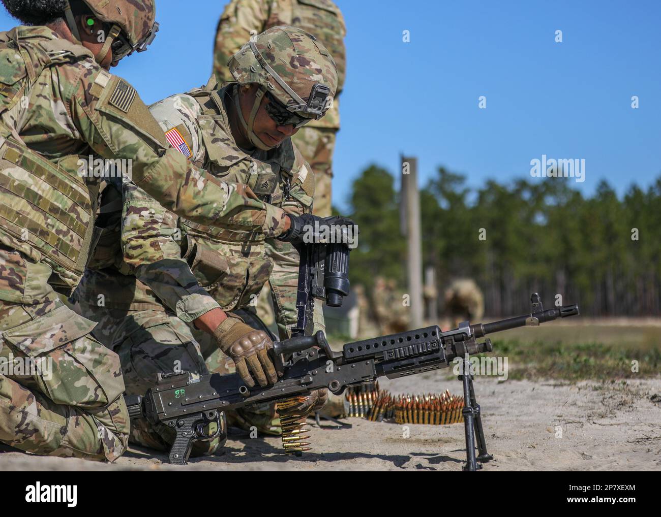 I paracadutisti assegnati alla Brigata dell'Aviazione di combattimento del 82nd sparano sulla M240B a Fort Bragg, N.C., 8 marzo 2023. I soldati si sono stabiliti e si sono qualificati sul sistema di armi M240B per mantenere la preparazione al combattimento (Stati Uniti Foto dell'esercito di PFC Luis Garcia). Foto Stock
