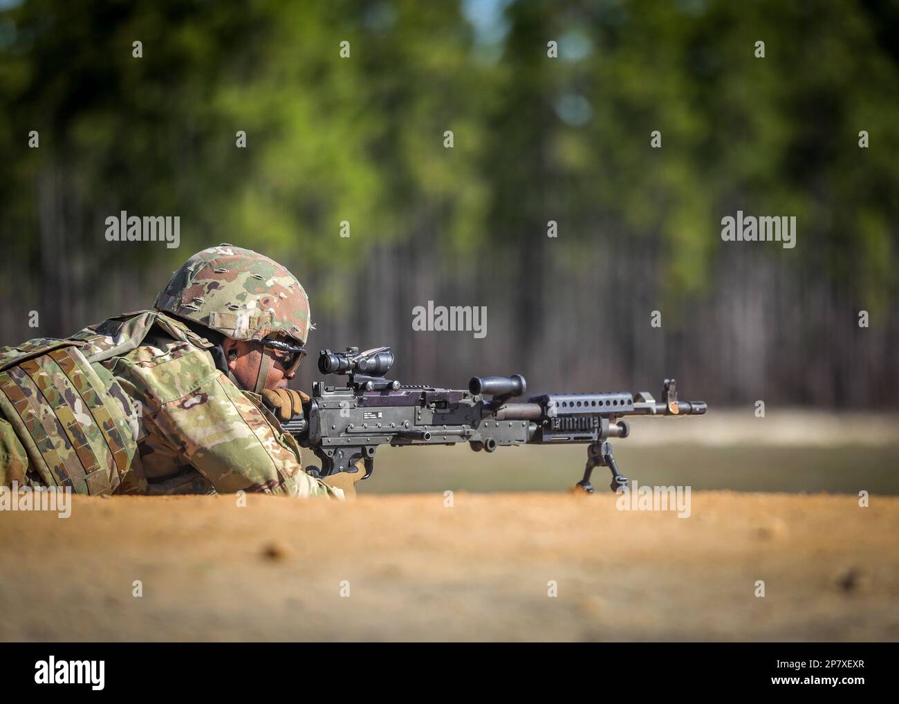 I paracadutisti assegnati alla Brigata dell'Aviazione di combattimento del 82nd sparano sulla M240B a Fort Bragg, N.C., 8 marzo 2023. I soldati si sono stabiliti e si sono qualificati sul sistema di armi M240B per mantenere la preparazione al combattimento (Stati Uniti Foto dell'esercito di PFC Luis Garcia). Foto Stock