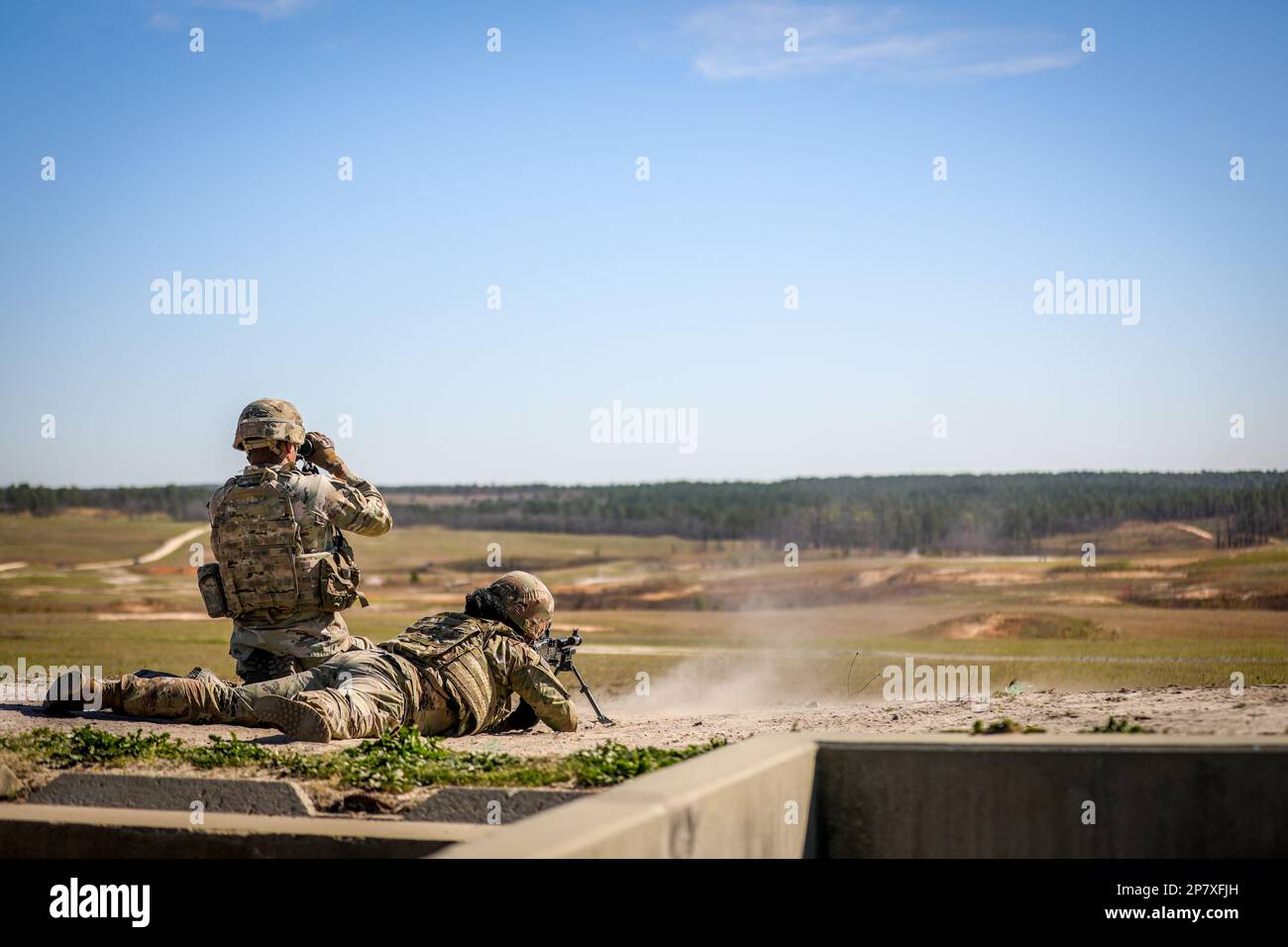 I paracadutisti assegnati alla Brigata dell'Aviazione di combattimento del 82nd sparano sulla M240B a Fort Bragg, N.C., 8 marzo 2023. I soldati si sono stabiliti e si sono qualificati sul sistema di armi M240B per mantenere la preparazione al combattimento (Stati Uniti Foto dell'esercito di PFC Luis Garcia). Foto Stock