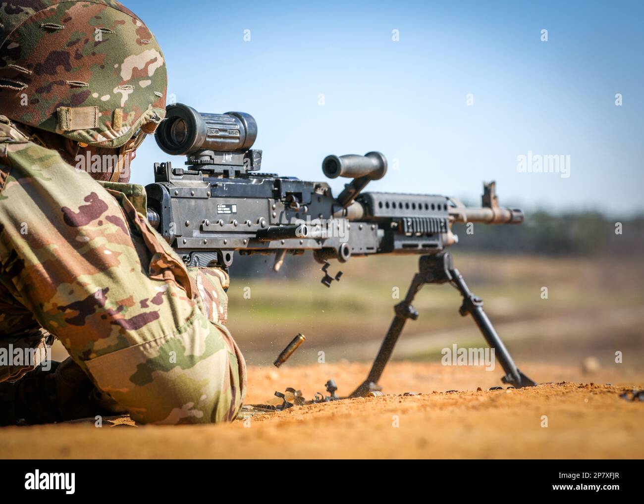 I paracadutisti assegnati alla Brigata dell'Aviazione di combattimento del 82nd sparano sulla M240B a Fort Bragg, N.C., 8 marzo 2023. I soldati si sono stabiliti e si sono qualificati sul sistema di armi M240B per mantenere la preparazione al combattimento (Stati Uniti Foto dell'esercito di PFC Luis Garcia). Foto Stock