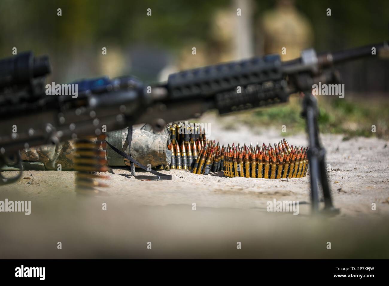 I paracadutisti assegnati alla Brigata dell'Aviazione di combattimento del 82nd sparano sulla M240B a Fort Bragg, N.C., 8 marzo 2023. I soldati si sono stabiliti e si sono qualificati sul sistema di armi M240B per mantenere la preparazione al combattimento (Stati Uniti Foto dell'esercito di PFC Luis Garcia). Foto Stock