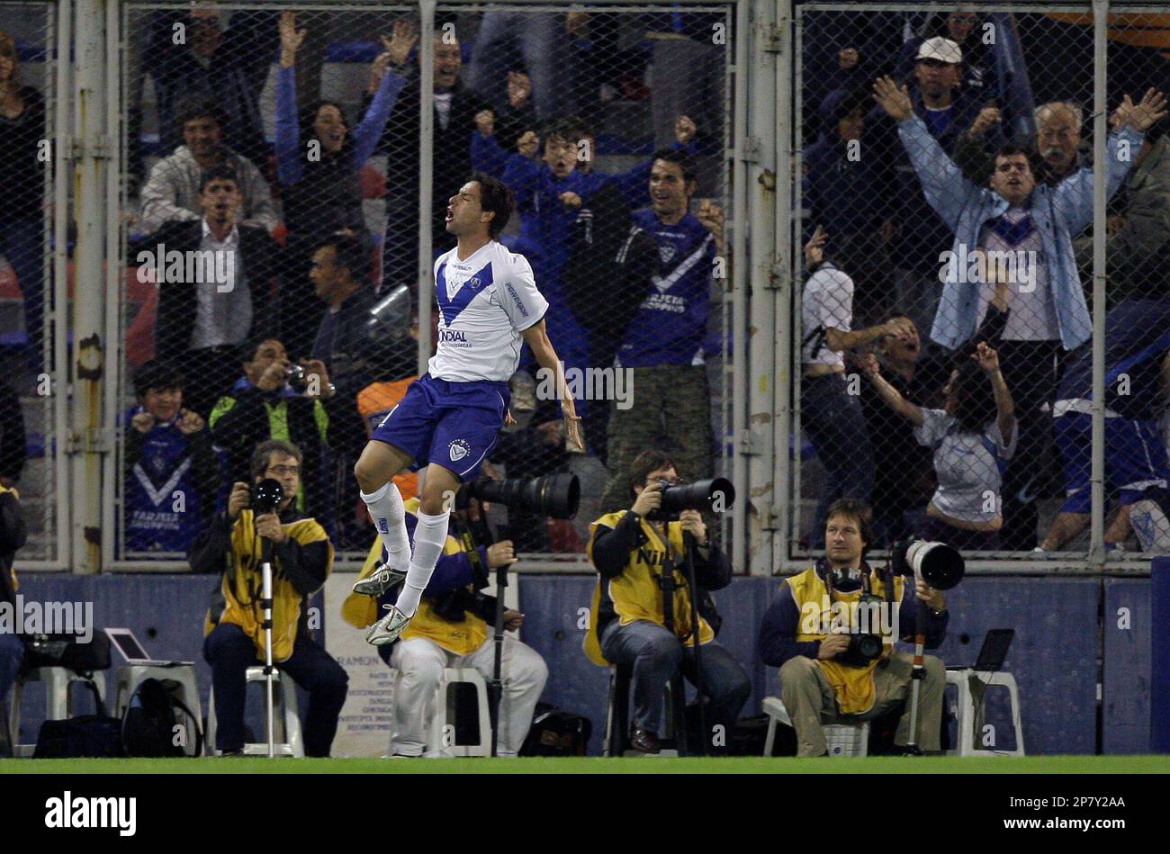 Argentina's Velez Sarfield's Rolando Zarate celebrates after scoring against Ecuador's Liga Deportiva Universitaria during a Copa Sudamericana soccer match in Buenos Aires, Tuesday, Oct. 20, 2009. (AP Photo/Eduardo Di Baia) Foto Stock