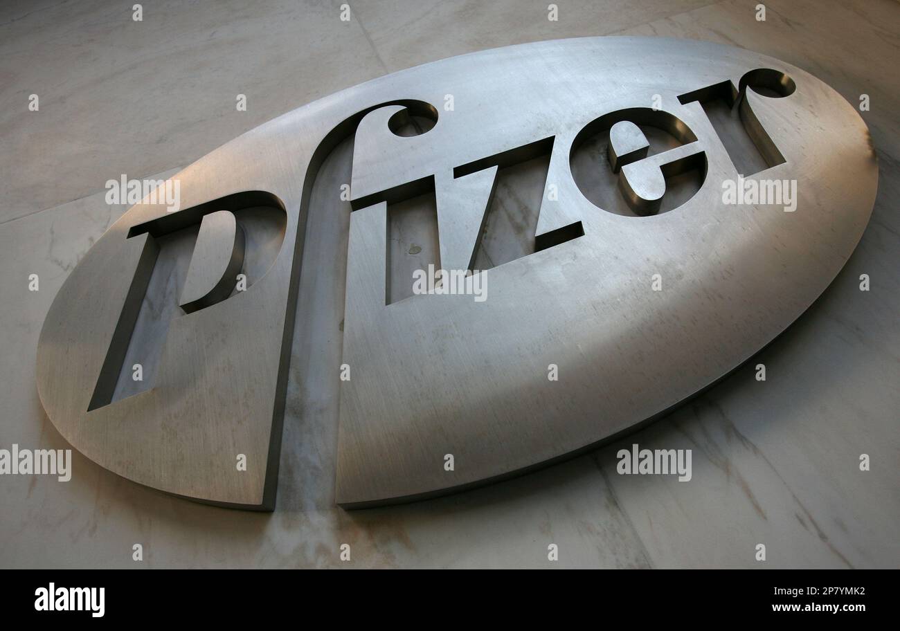 FILE - In this Jan. 25, 2009 file photo, the company logo for drugmaker Pfizer Inc., is shown. Pfizer Inc.'s $68 billion purchase of Wyeth will close Thursday Oct. 15, 2009 after antitrust regulators in the U.S. and Canada cleared the deal, which will make Pfizer the world's largest drugmaker by revenue. (AP Photo/Mark Lennihan, file) Foto Stock