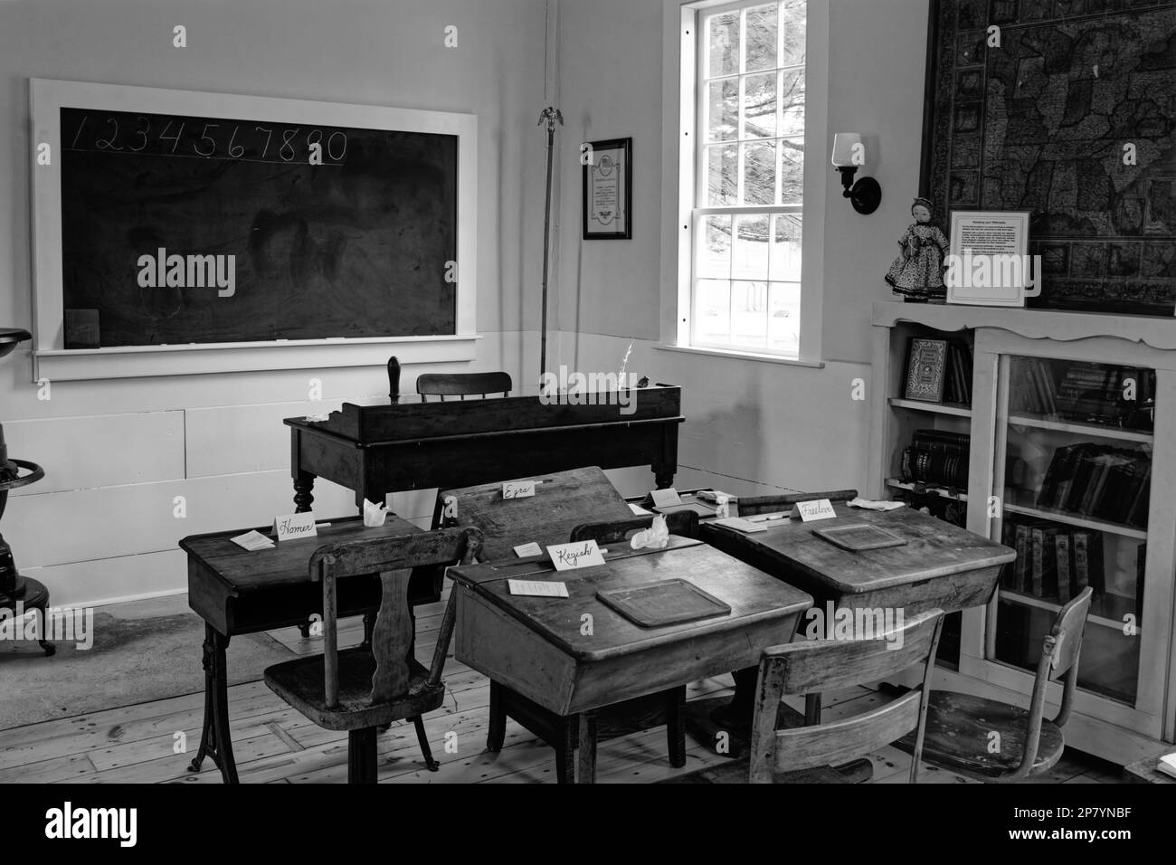 Una scuola locale di 1750 persone recuperata che espone diversi banchi per studenti, banco insegnanti e lavagna al Tuck Museum of Hampton History. Hamp Foto Stock