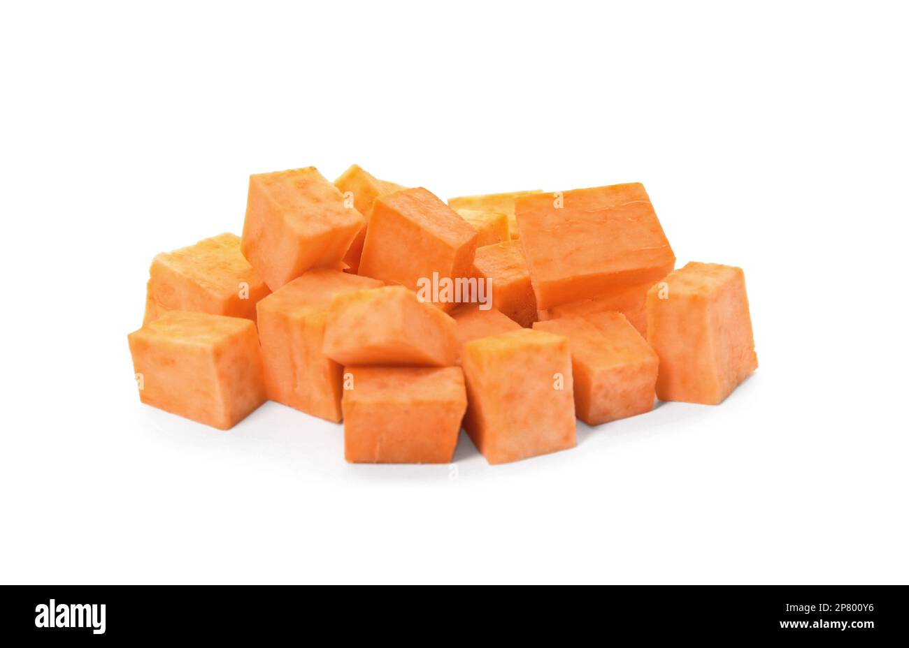 Mucchio di patate dolci tagliate isolato su bianco Foto Stock