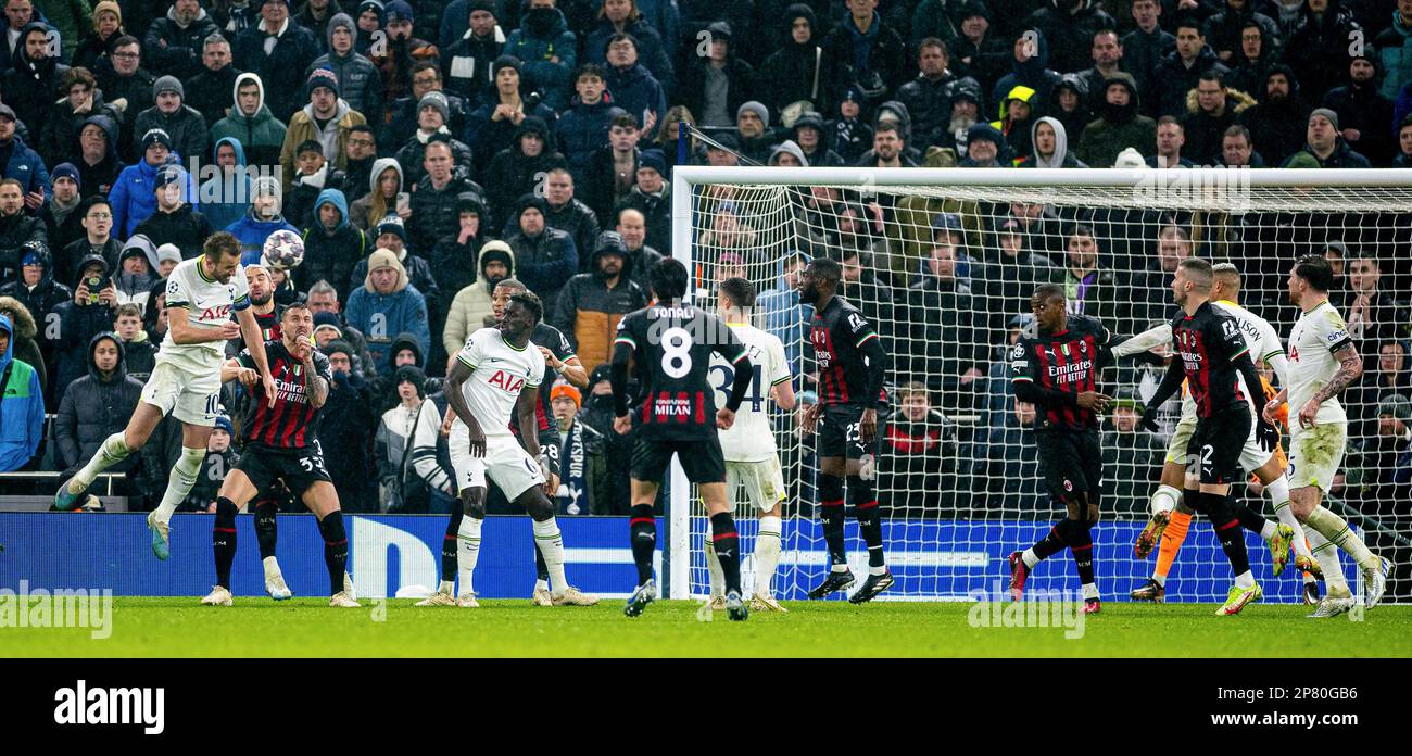 Londra, Regno Unito. 9th Mar, 2023. Harry Kane (1st L) di Tottenham Hotspur compete durante la partita UEFA Champions League Round of 16 2nd LEG tra Tottenham Hotspur e AC Milan a Londra, in Gran Bretagna, il 8 marzo 2023. Credit: Notizie dal vivo su Xinhua/Alamy Foto Stock