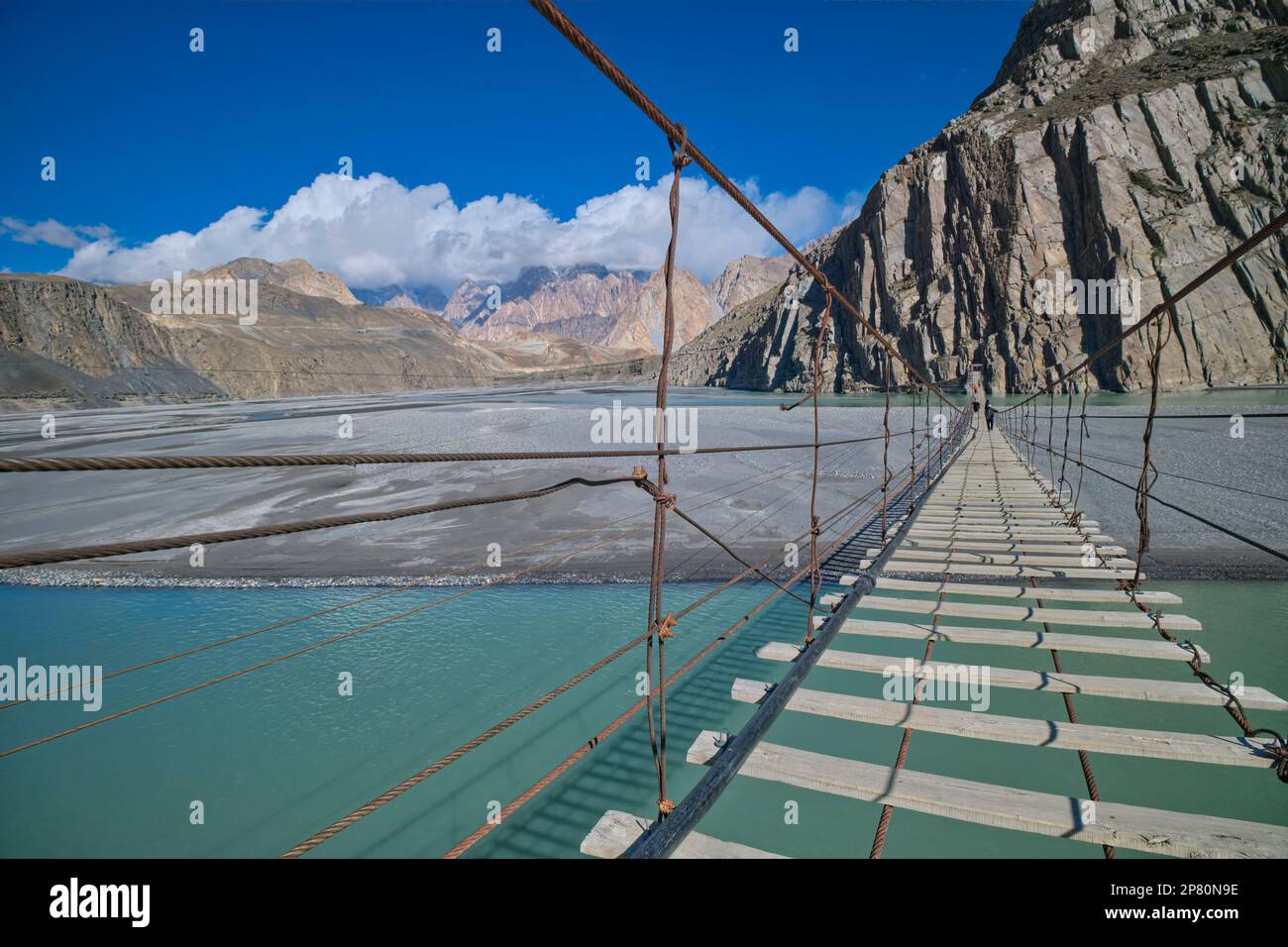 Il ponte più pericoloso del mondo è lungo circa 635ft m (195 m). Il ponte sospeso è fatto di tavole di legno e corda con enormi spazi tra t Foto Stock