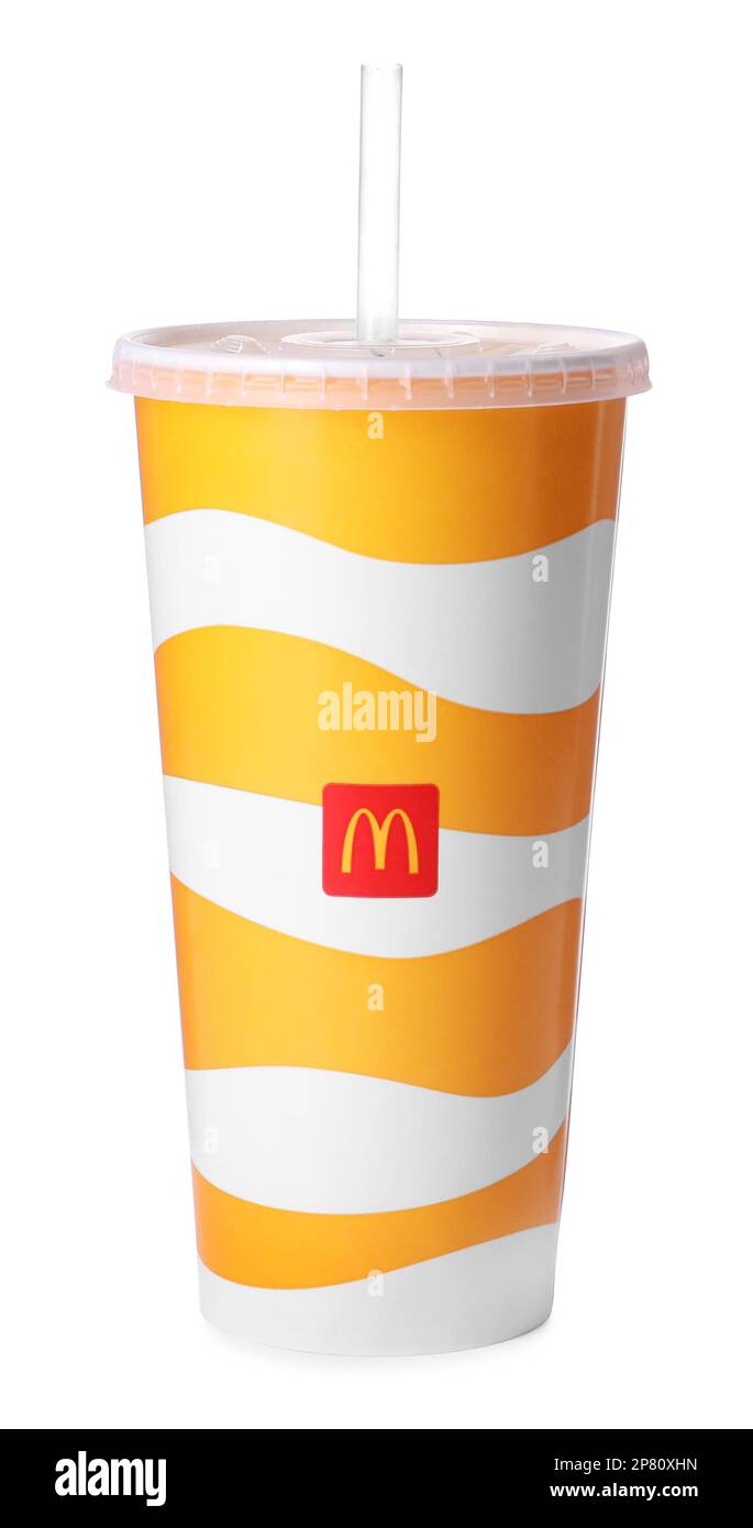 MYKOLAIV, UCRAINA - 11 AGOSTO 2021: Freddo McDonald's drink isolato su bianco Foto Stock