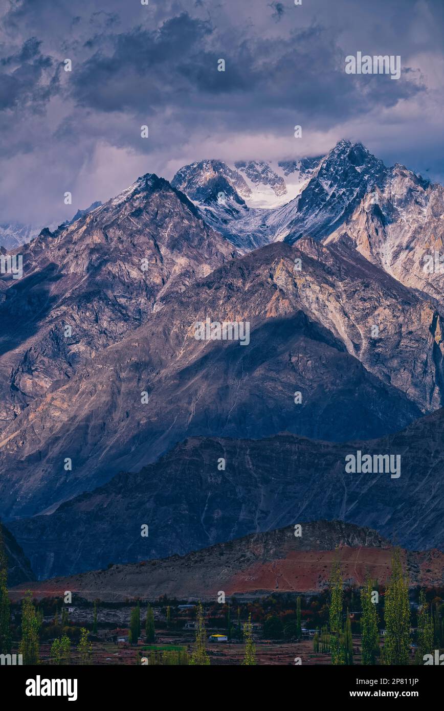 Location:36°12'50,3'N 74°46'00,8'e Hopper villaggio preso @Hopper, Gilgit-Baltistan, Pakistan Foto Stock