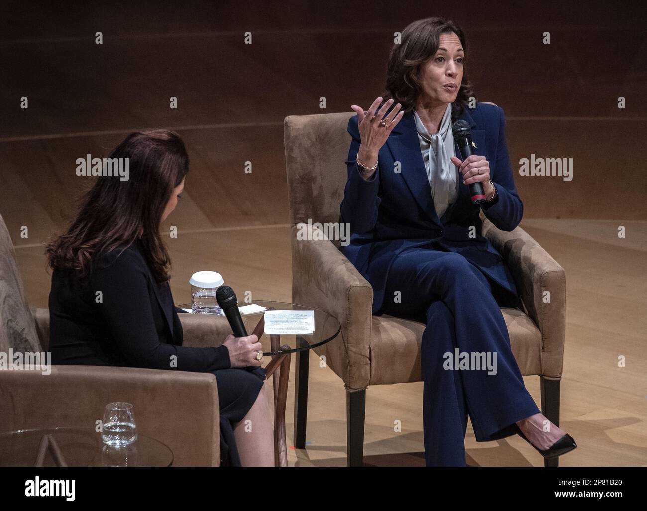 Miami Beach, Stati Uniti. 08th Mar, 2023. Il vicepresidente Kamala Harris (R) parla accanto alla cantautrice Gloria Estefan, in una conversazione moderata incentrata sugli investimenti dell'amministrazione Biden-Harris per combattere la crisi climatica e gli sforzi in corso per costruire una nuova economia energetica pulita che funzioni per tutti, al New World Symphony Auditorium di Miami Beach, Florida su Mercoledì, Marzo 8, 2023. Foto di Cristobal Herrera-Ulashkevich/UPI Credit: UPI/Alamy Live News Foto Stock