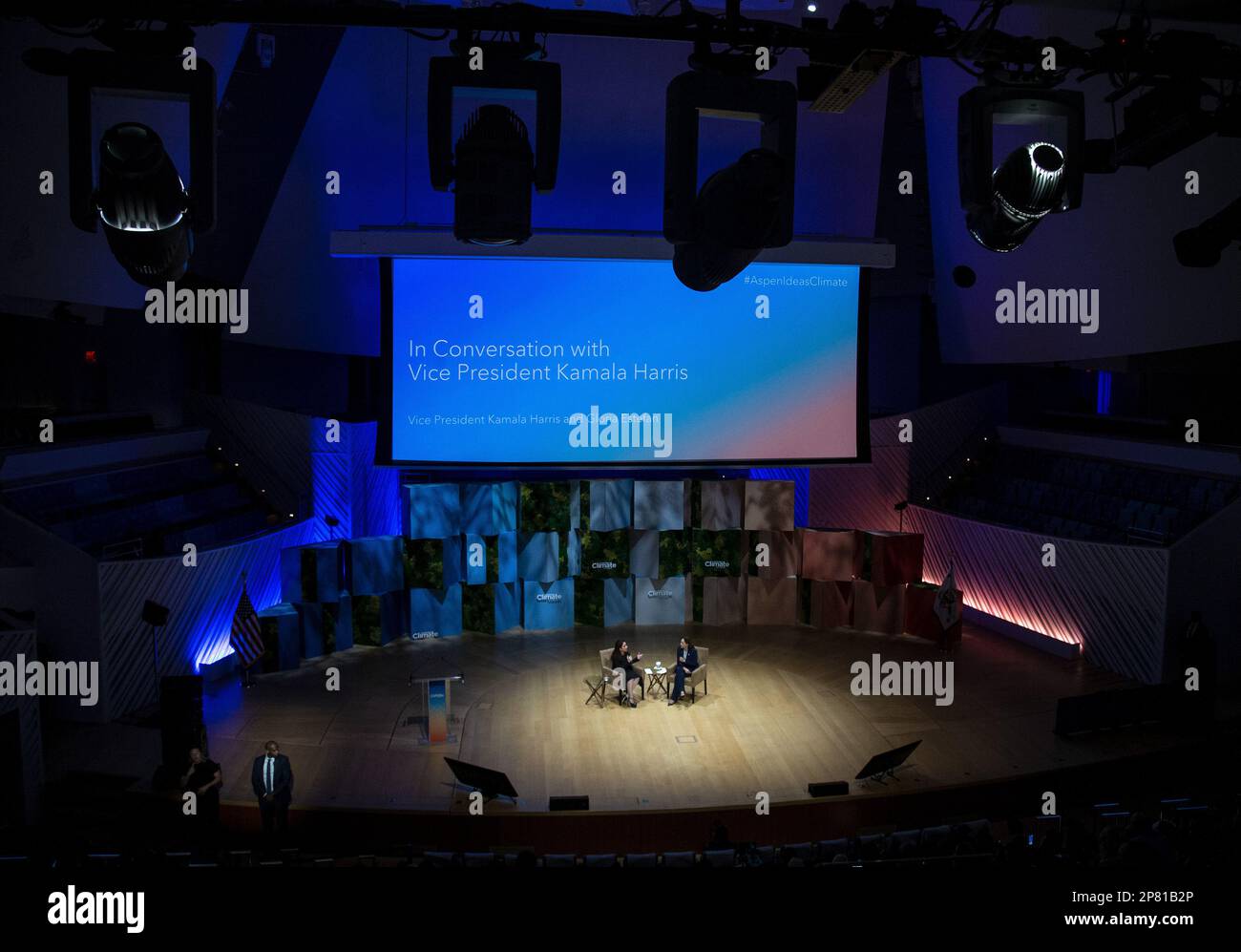 Miami Beach, Stati Uniti. 08th Mar, 2023. Il vicepresidente Kamala Harris (R) parla accanto alla cantautrice Gloria Estefan, in una conversazione moderata incentrata sugli investimenti dell'amministrazione Biden-Harris per combattere la crisi climatica e gli sforzi in corso per costruire una nuova economia energetica pulita che funzioni per tutti, al New World Symphony Auditorium di Miami Beach, Florida su Mercoledì, Marzo 8, 2023. Foto di Cristobal Herrera-Ulashkevich/UPI Credit: UPI/Alamy Live News Foto Stock